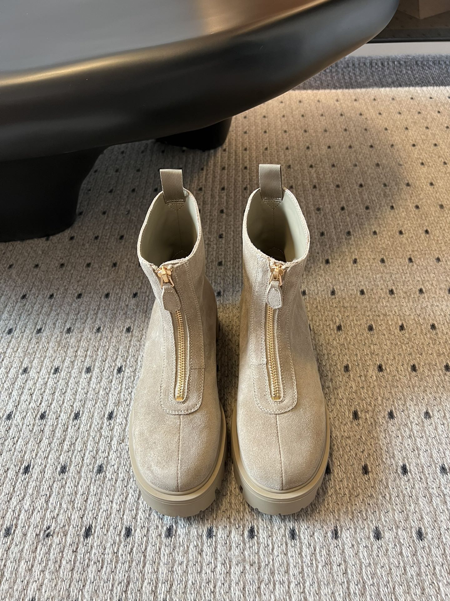 NO:487944,Top quality Prad* 25ss New zippered short boots in autumn and winter thick sole boots in autumn and winter shoes are really good, the milk tea color is very suitable for early autumn, the new shoe style is fashionable, fashionable thick-soled casual boots, unique flavor, everyone loves and easily controls it, it will explode every year. There is also a versatile and classic shoe last, which is enough to conquer you, wear it, increase height and relax without mistakes, and is simple and handsome on the feet. The upper is cow velvet, inner cowhide, original mold opening sole SIZE35-40 (40 customization, no return and exchange), boots, prada, boots, cowhide19860909顶级品质 Prad* 25ss 秋冬新款拉链短靴厚底靴子 这季的鞋子真的好看的,奶茶色系很适合初秋,新款鞋型洋气时髦,时尚厚底休闲长靴 ,独到味道,人人都爱也轻松驾驭 每年都会爆.还有就是百搭经典的鞋楦,足以征服你,穿上它,增高休闲两不失误,上脚简单帅气 鞋面牛反绒 内里牛皮 大底原版开模大底 SIZE35-40（40定制不退换）,靴子,prada,boots,cowhide,Women's Shoes