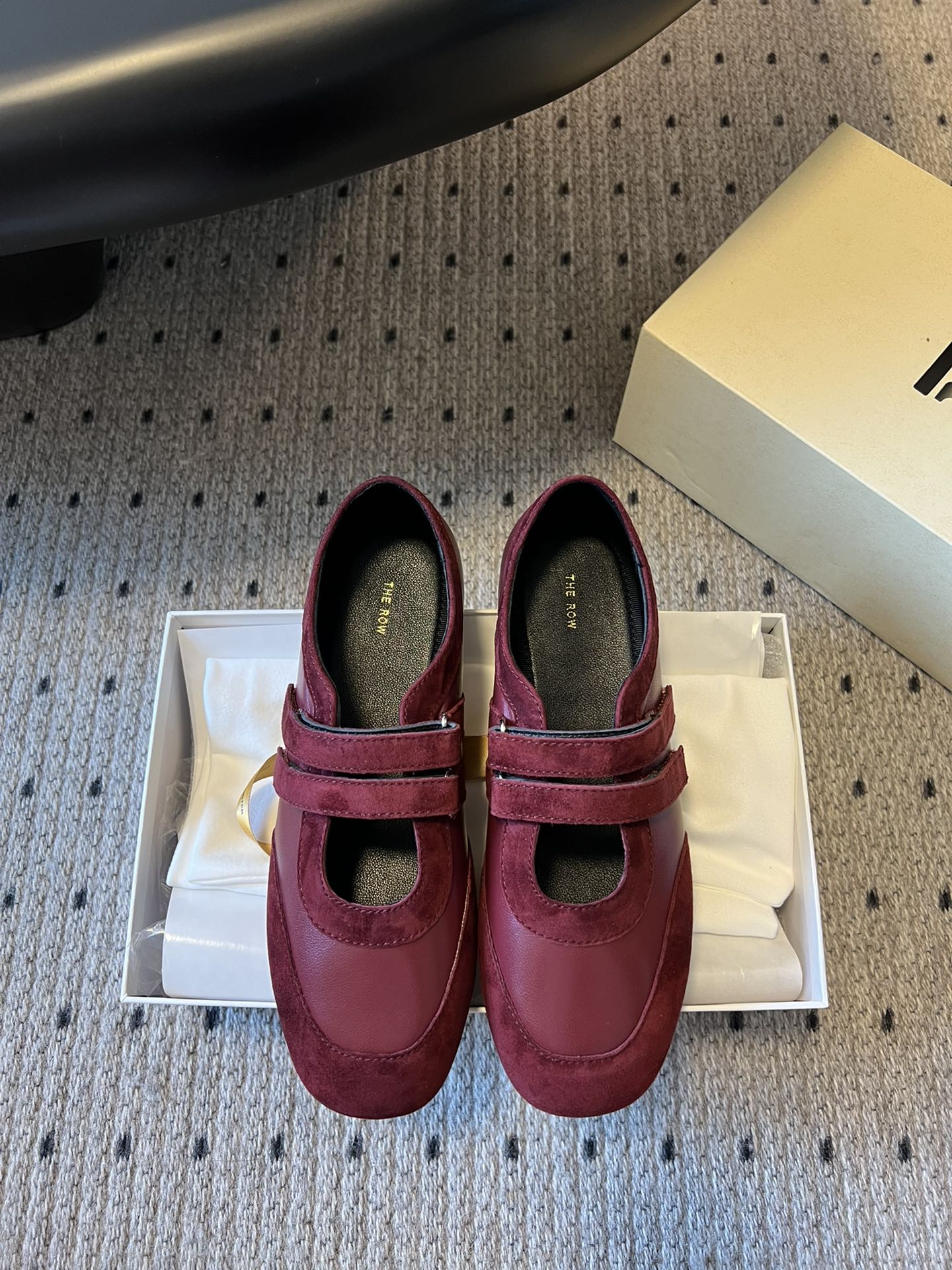 NO:488066,The Row Autumn and Winter New Velcro Sneakers in Dongguan This khaki is quite suitable for early autumn. It is really comfortable to wear. The foot feels so good. The texture is very good. I feel it is easy to match clothes. It is very nice. It is relatively simple and simple. It is easy to wear. This shoe with a little retro academy temperament has both a girl's obedience and a dark and cool and high-end style. It is the kind of shoes that will not be inconsistent when you go to the art gallery. The round toe design is retro and cute, and it shows your temperament. No matter which style you match it, you can perfectly control it!  Moreover, the row minimalist style design of this shoe makes it stand out even among many brands and become the darling of niche fashion. Upper imported lambskin/imported Yangjing, Neil imported Australian lambskin, large sole original open molded sole size35-40 (40 customization, no return or exchange), Mary Jane, mary jane, sneakers, sheepskin, sheep19860909莞产 The Row 秋冬新款魔术贴运动鞋 这个卡其色挺适合早秋的,上脚真的好舒服的好舒服的,脚感绝了质感很好,我感觉挺好搭配衣服的,很nice 比较简单简约风,穿起来很轻松拿捏 这种带点复古学院气质的鞋款,既有少女的乖巧感,又有暗黑系的冷调高级,属于那种穿着去逛美术馆也不会违和的鞋子,圆头的设计,复古又可爱,非常的显气质,无论搭配哪种风格都能完美驾驭！而且,这款鞋子的row极简风系设计,让它即使在众多品牌中也能脱颖而出,成为小众时尚的宠儿 鞋面进口小羊皮/进口羊京 内里进口澳羊皮 大底原版开模大底 size35-40（40定制不退换）,玛丽珍,mary jane,sneakers,sheepskin,sheep,Women's Shoes