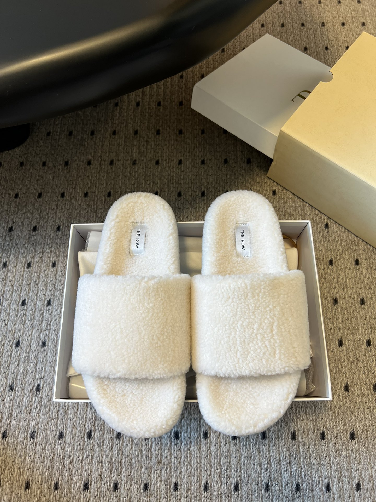 NO:488053,The Row, a cute lamb wool slippers, a fashionable and versatile casual trendy wool drag in autumn and winter, overseas purchasing version, popular one after another, in winter, you still need a pair of warm, fashionable and versatile wool slippers, which look good when you match it. In winter, you can also be beautiful with a pair of socks, and it can also be beautiful when you put it on the street. It is as comfortable as the stepping on the feet. Q-elastic. The upper imported Australian lamb wool. The inner imported Australian lamb wool. The original mold-opening sole size35-40 (40 customization, no return or exchange), fur shoes, slippers, socks19860909莞产 The Row 萌萌羊羔毛拖鞋 秋冬时尚百搭休闲潮流羊毛拖,海外代购版本,爆款一个接着一个,冬天 还是需要一双保暖时尚洋气百搭的羊毛拖鞋,随意搭配都好看,冬天搭配一双袜子 也能美美哒出街,上脚就像踩感一样非常舒适Q弹 鞋面进口澳洲羊羔毛 内里进口澳洲羊羔毛 大底原版开模大底 size35-40（40定制不退换）,毛毛鞋拖鞋,slippers,socks,Women's Shoes