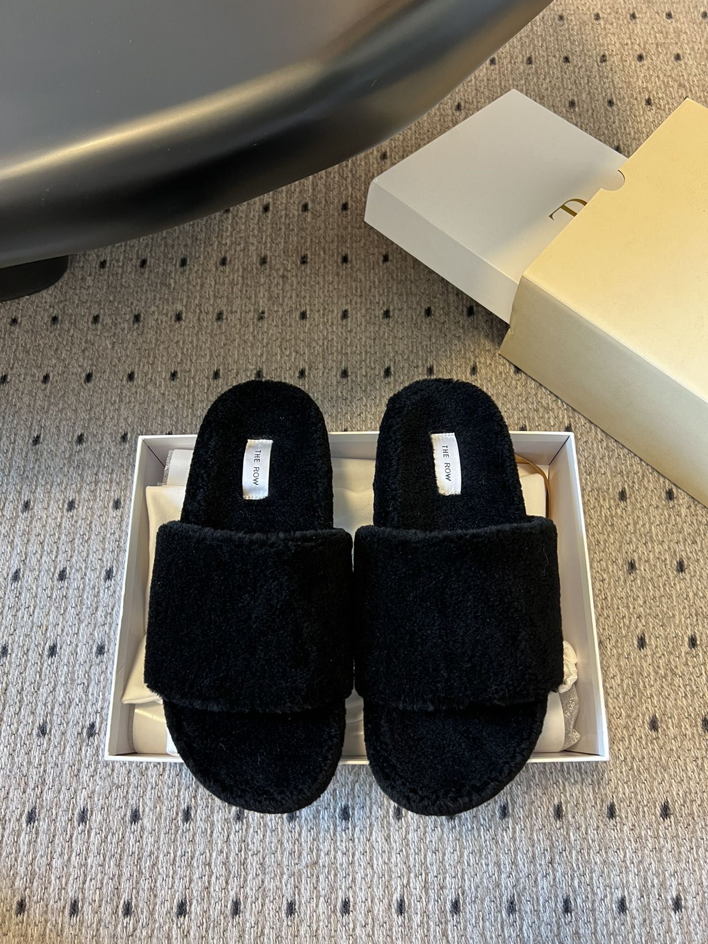 The Row Chaussons en mouton de Mongolie, mouton d'Australie + confort moelleux, version achat en gros, chaud et tendance pour l'automne-hiver