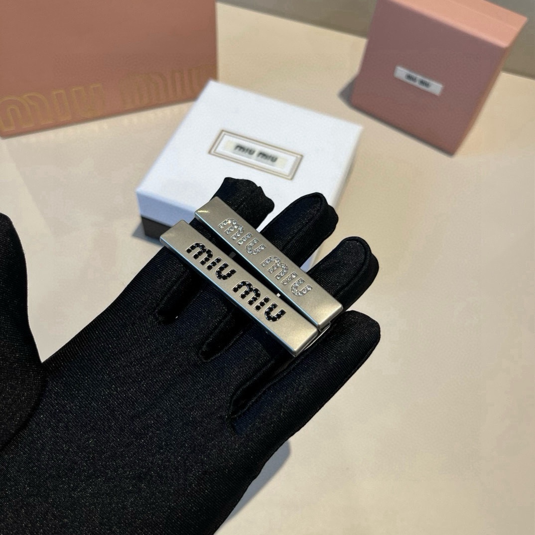 🆕（单个）

miumiu缪缪新款发夹