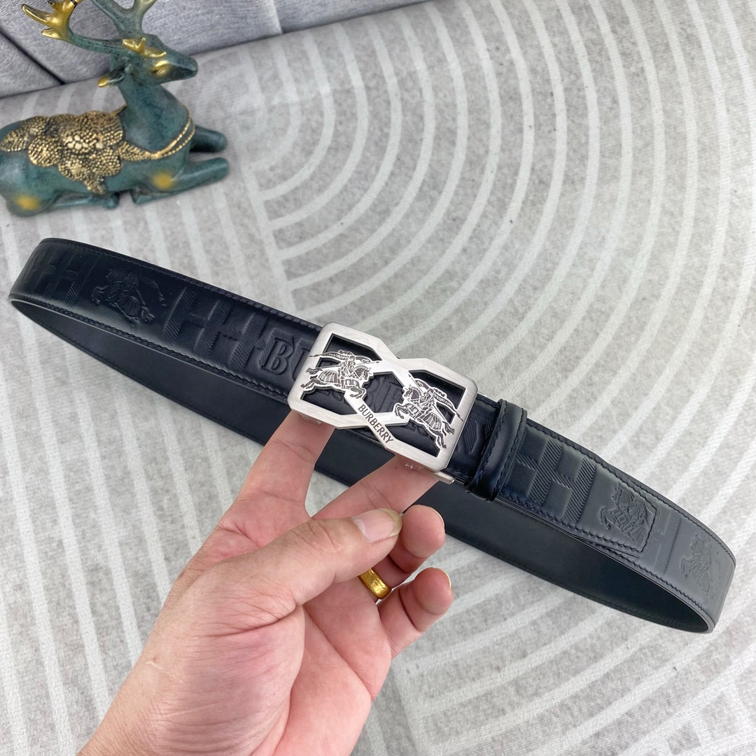 巴宝莉💕 特种皮腰带自动带系列 ，原厂五金精品不锈钢扣，手感柔软舒适 宽3.5CM。