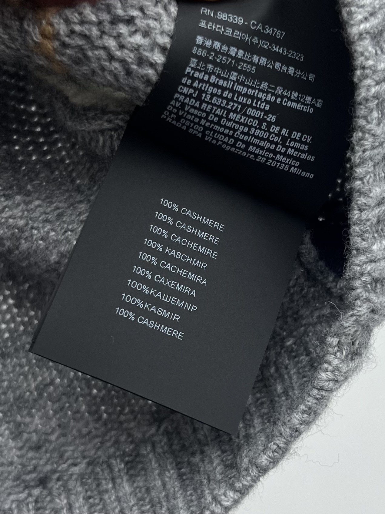 Prad*菱格短袖毛衣提花羊绒优雅的包裹纤细的轮廓圆领短袖合身版型 罗纹针织细节提升了剪裁结构撞色菱格纹