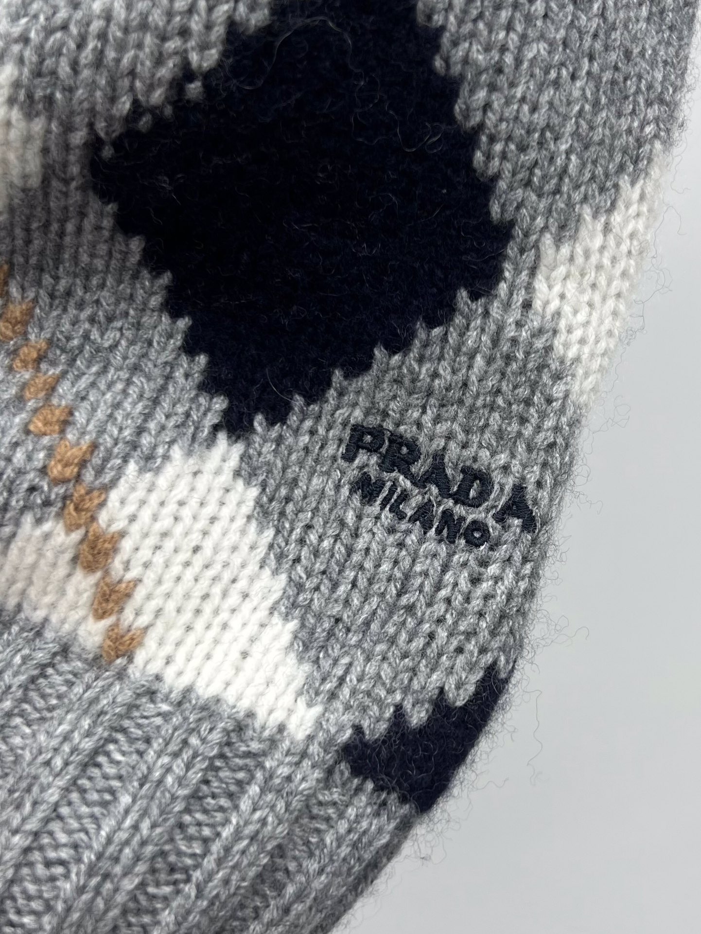 Prad*菱格短袖毛衣提花羊绒优雅的包裹纤细的轮廓圆领短袖合身版型 罗纹针织细节提升了剪裁结构撞色菱格纹