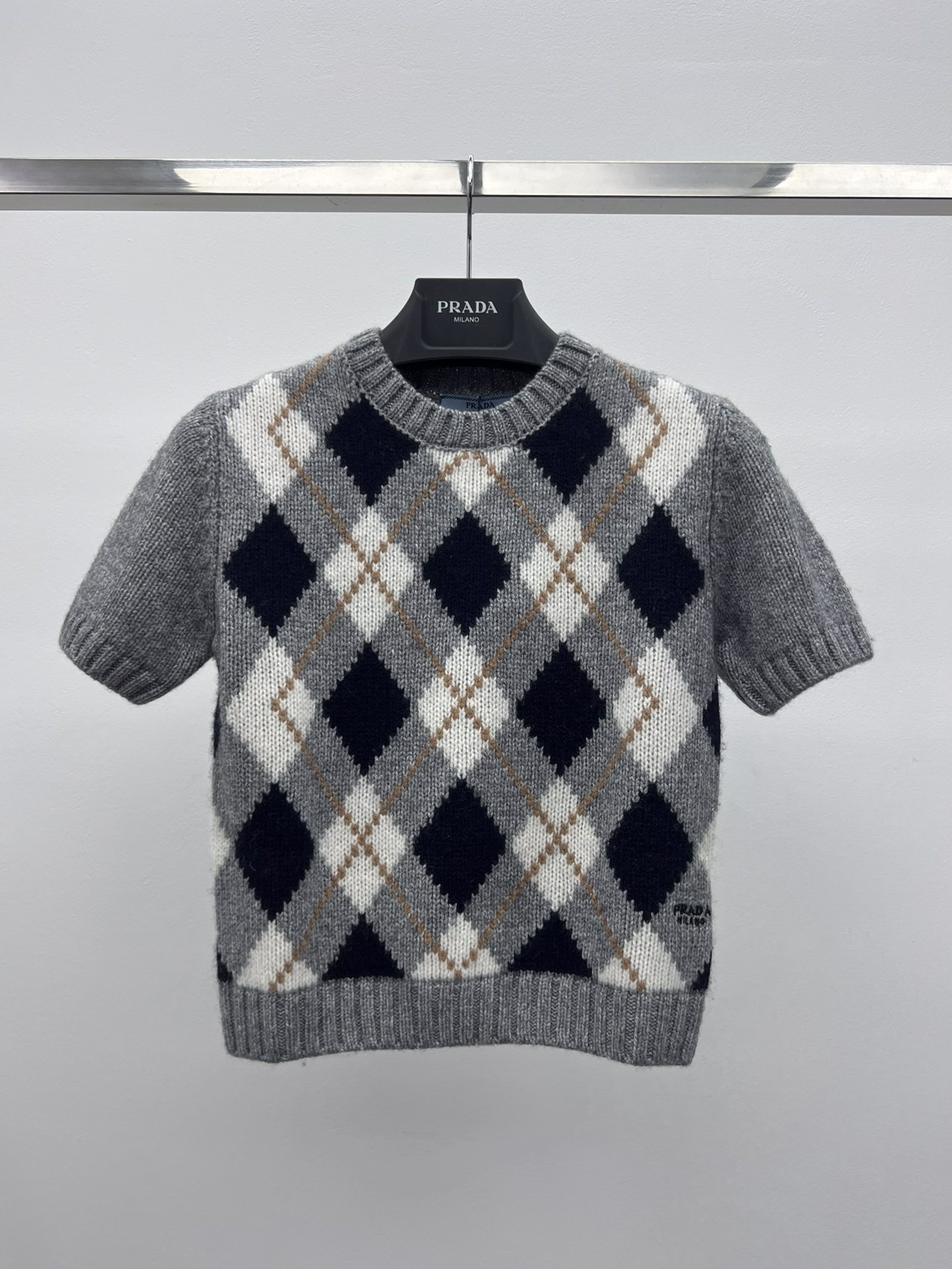 Prad*菱格短袖毛衣提花羊绒优雅的包裹纤细的轮廓圆领短袖合身版型 罗纹针织细节提升了剪裁结构撞色菱格纹