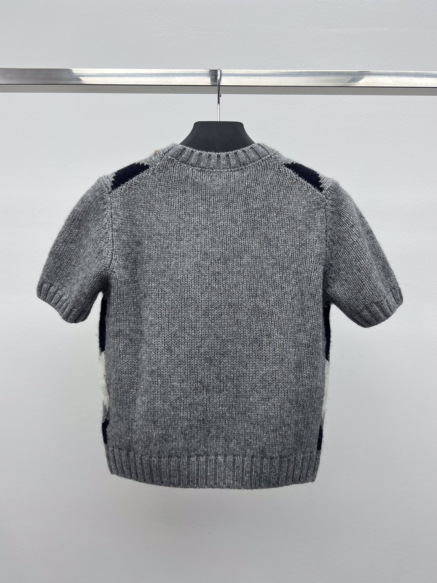 Prad*菱格短袖毛衣提花羊绒优雅的包裹纤细的轮廓圆领短袖合身版型 罗纹针织细节提升了剪裁结构撞色菱格纹