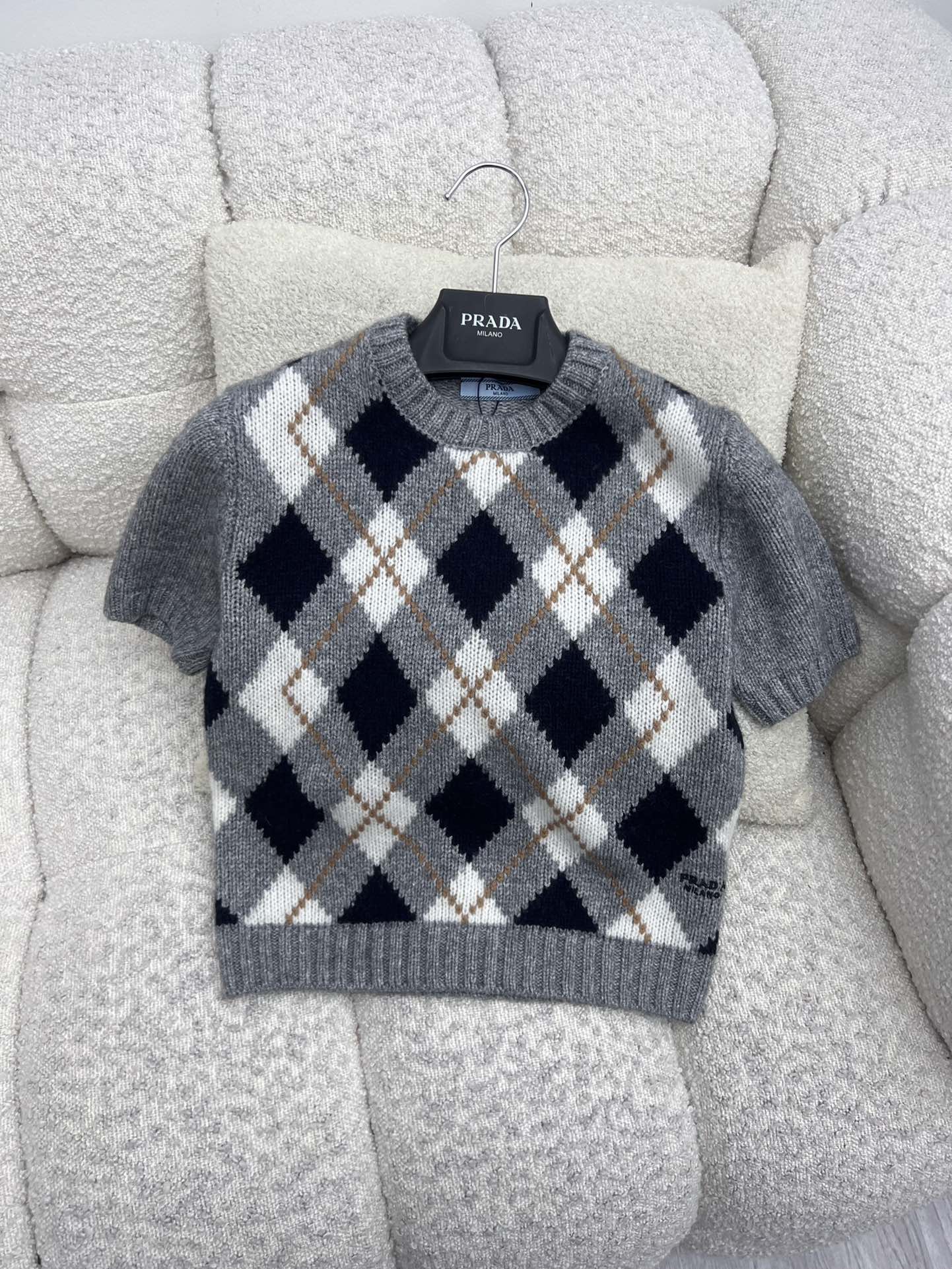 Prad*菱格短袖毛衣提花羊绒优雅的包裹纤细的轮廓圆领短袖合身版型 罗纹针织细节提升了剪裁结构撞色菱格纹