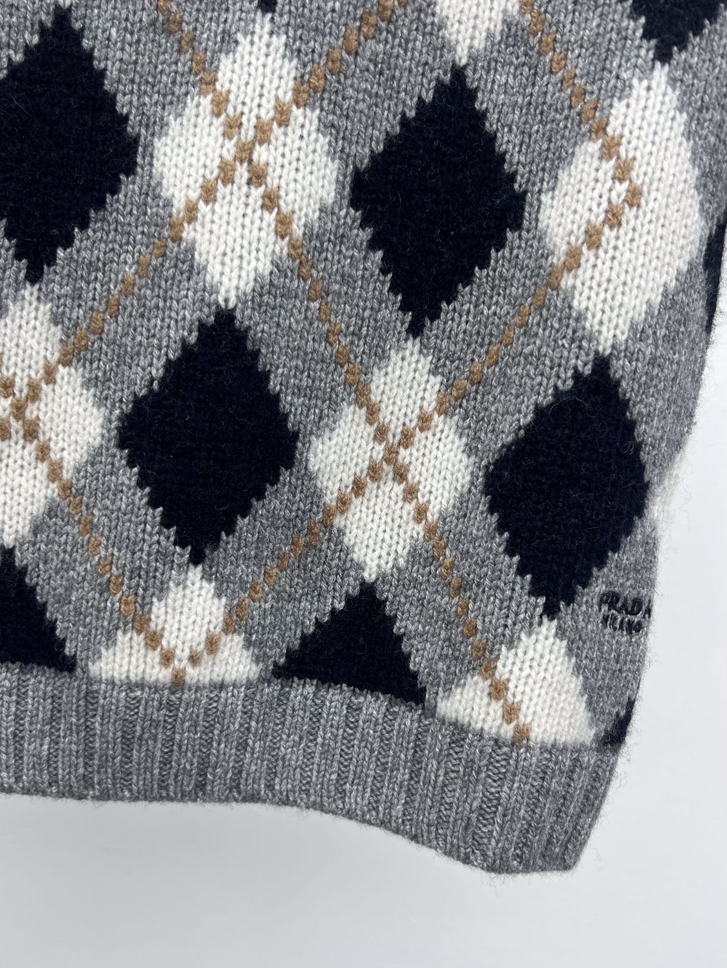 Prad*菱格短袖毛衣提花羊绒优雅的包裹纤细的轮廓圆领短袖合身版型 罗纹针织细节提升了剪裁结构撞色菱格纹