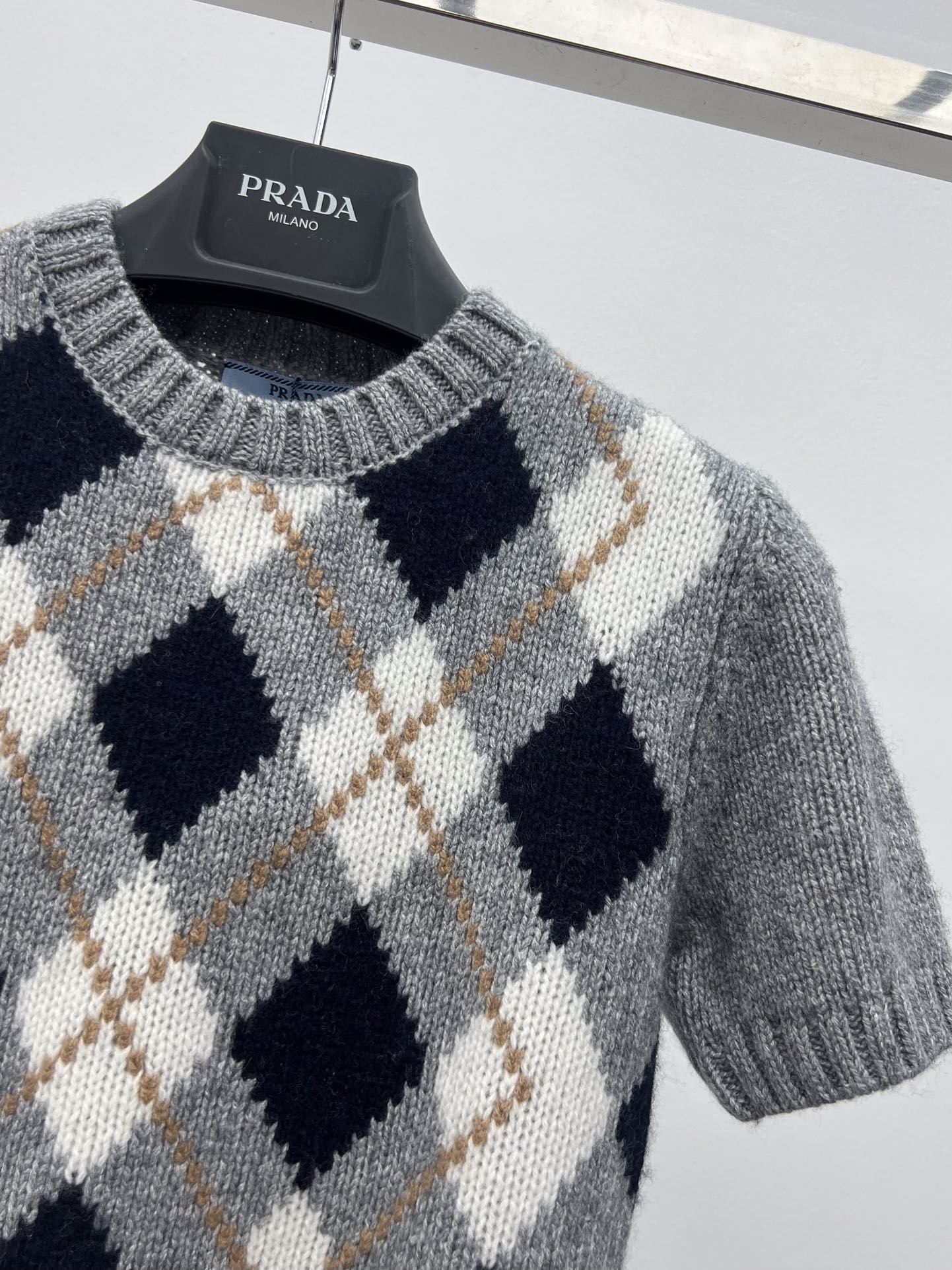 Prad*菱格短袖毛衣提花羊绒优雅的包裹纤细的轮廓圆领短袖合身版型 罗纹针织细节提升了剪裁结构撞色菱格纹