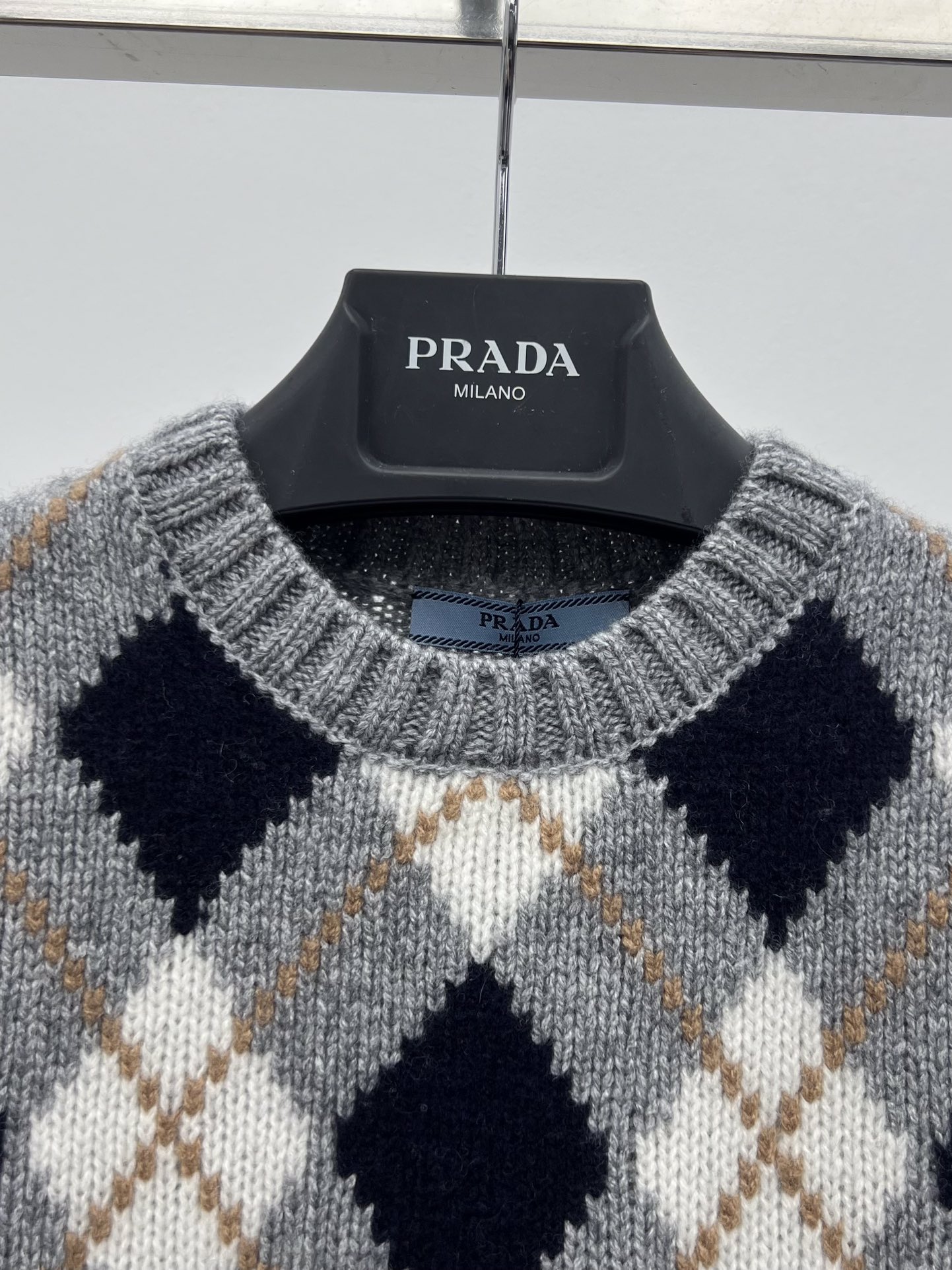 Prad*菱格短袖毛衣提花羊绒优雅的包裹纤细的轮廓圆领短袖合身版型 罗纹针织细节提升了剪裁结构撞色菱格纹