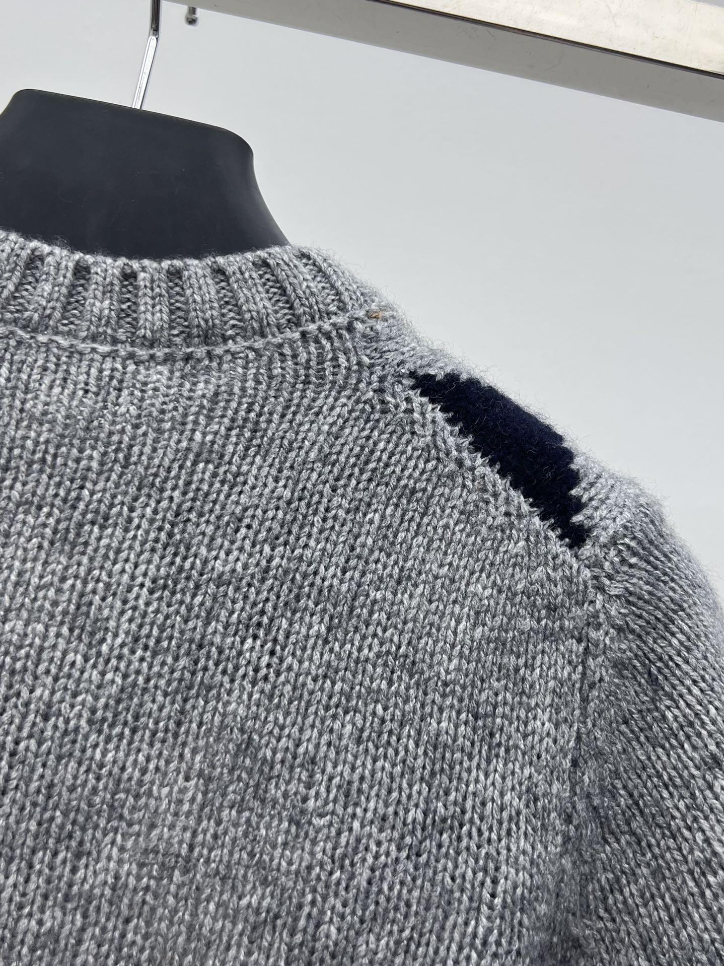 Prad*菱格短袖毛衣提花羊绒优雅的包裹纤细的轮廓圆领短袖合身版型 罗纹针织细节提升了剪裁结构撞色菱格纹