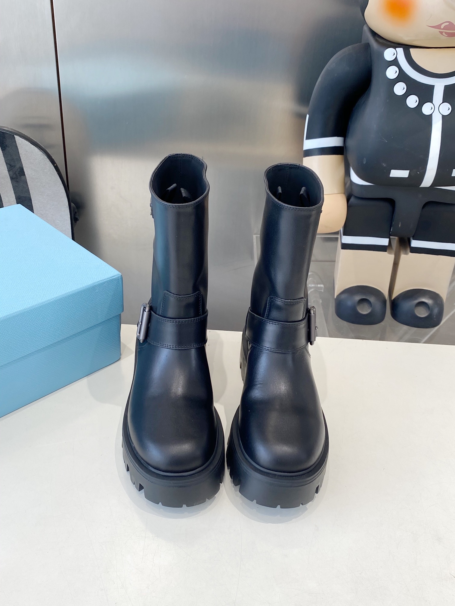 NO:483059,Leather-faced beef PRAD* 25ss Prada classic triangle logo with one foot to hit the king's women's boots. The series that you can't buy in winter is definitely the biggest hit this year!  !  Very beautiful!  Prada boots are really wow!  The upper cowhide is slim and elegant. The upper cowhide/cow zipper, inner cowhide, original sole, open mold, large sole, Size35-41, boots, prada, prada, boots, cowhide19860909皮面牛猄 PRAD* 25ss普拉达经典三角标一脚蹬王炸女靴 冬天买不到的系列,绝对是今年的大爆款！！贼好看！Prada靴子真的很哇塞！上脚大气显腿瘦气质这块刚好拿捏 鞋面牛皮/牛猄 内里牛皮 大底原板开模大底 Size35-41,靴子,prada,prada,boots,cowhide,Women's Shoes