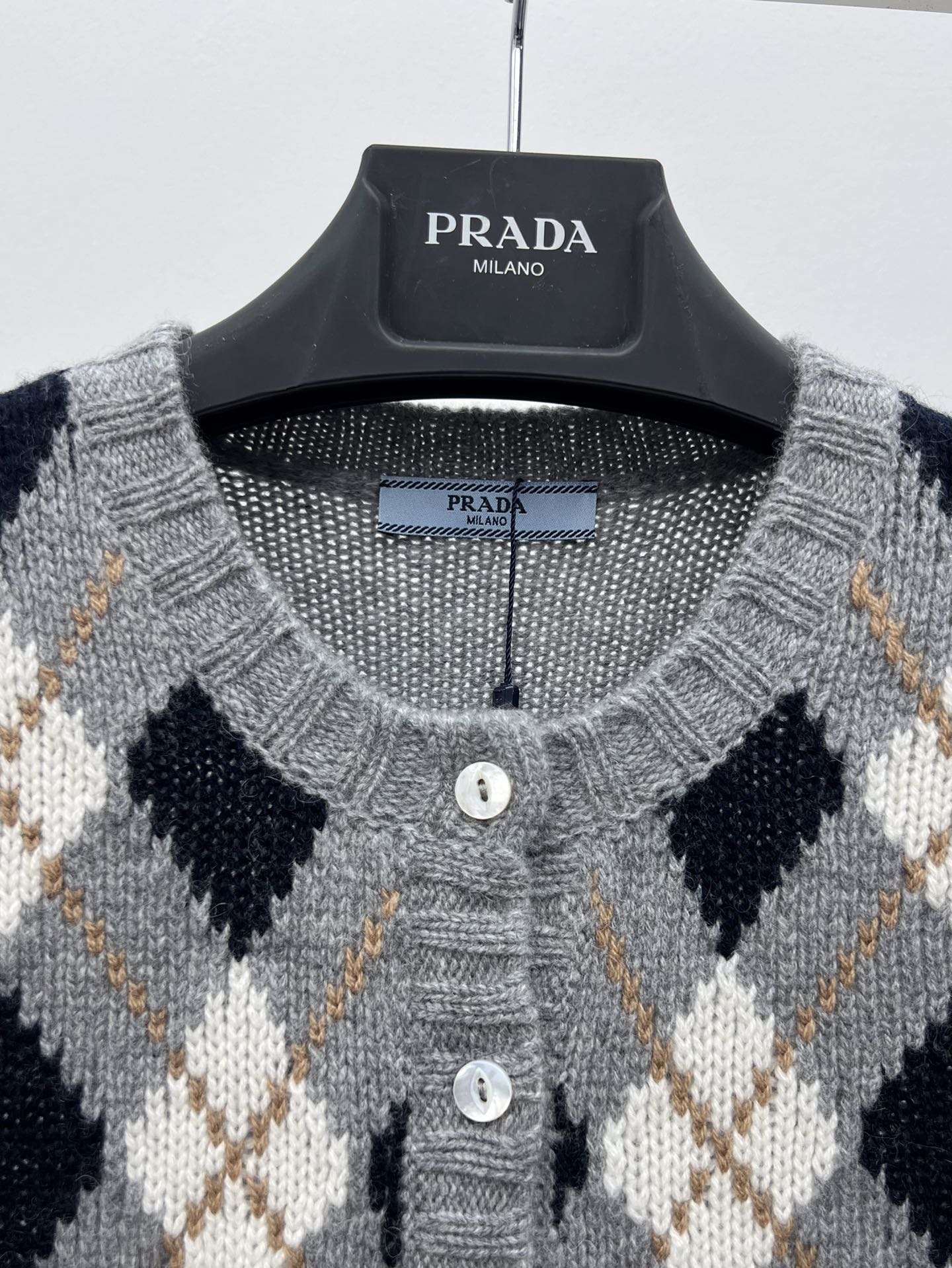 Prad*菱格羊绒开衫提花羊绒优雅的包裹纤细的轮廓圆领合身版型 罗纹针织细节提升了剪裁结构撞色菱格纹元素