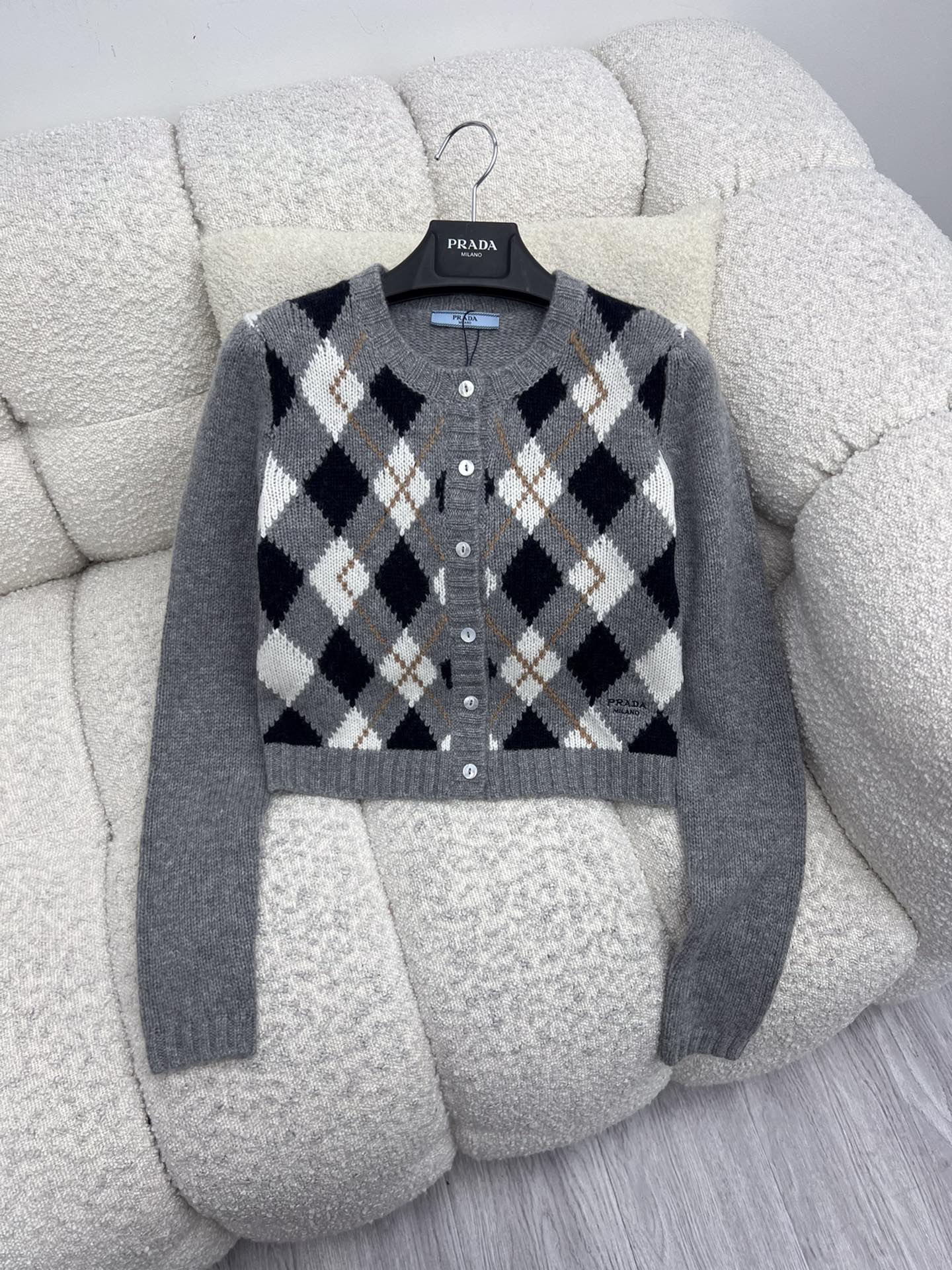 Prad*菱格羊绒开衫提花羊绒优雅的包裹纤细的轮廓圆领合身版型 罗纹针织细节提升了剪裁结构撞色菱格纹元素