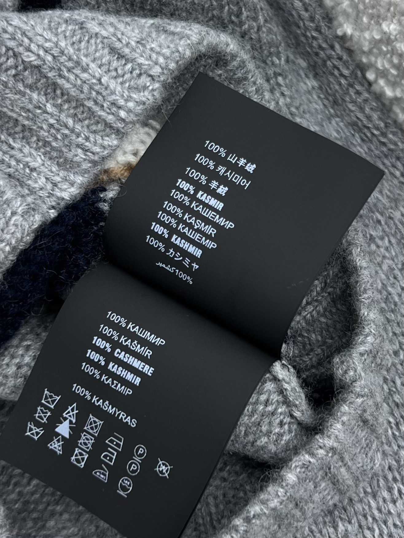 Prad*菱格羊绒开衫提花羊绒优雅的包裹纤细的轮廓圆领合身版型 罗纹针织细节提升了剪裁结构撞色菱格纹元素