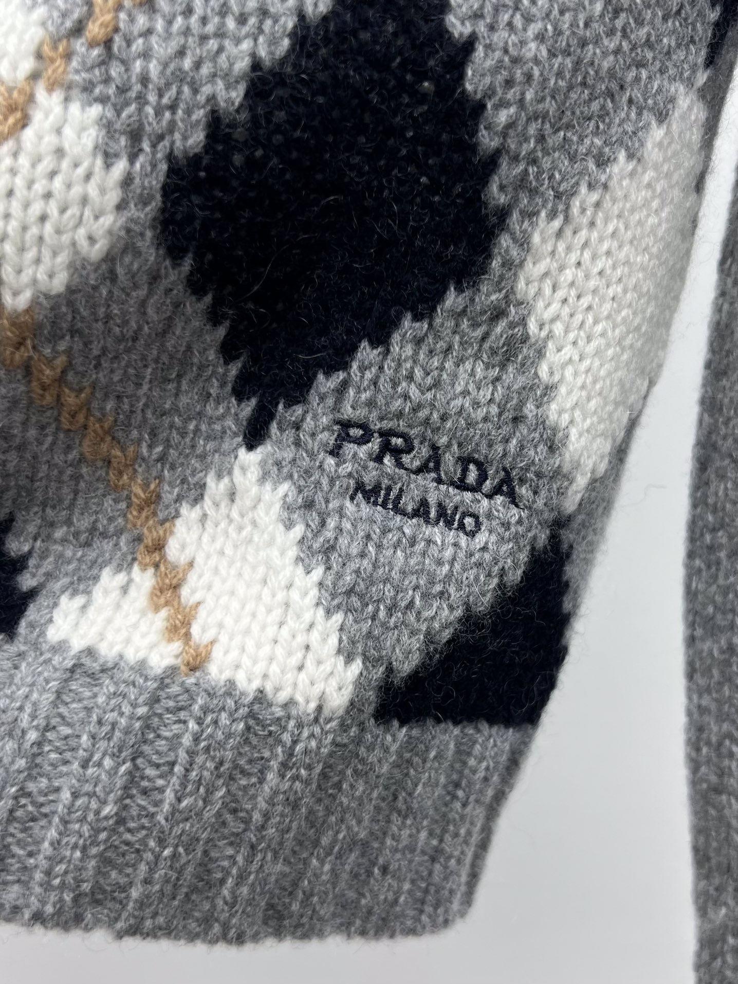 Prad*菱格羊绒开衫提花羊绒优雅的包裹纤细的轮廓圆领合身版型 罗纹针织细节提升了剪裁结构撞色菱格纹元素