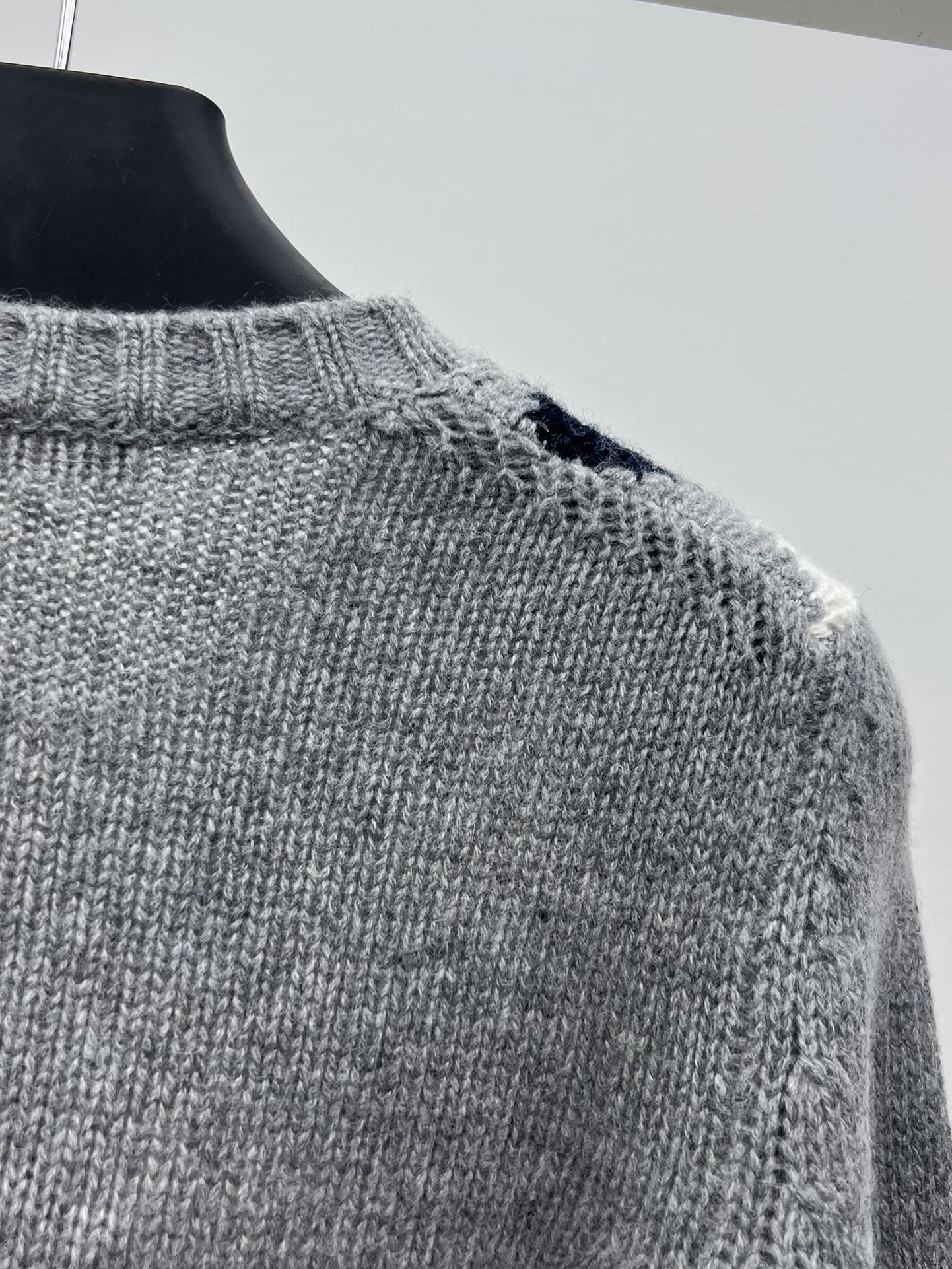 Prad*菱格羊绒开衫提花羊绒优雅的包裹纤细的轮廓圆领合身版型 罗纹针织细节提升了剪裁结构撞色菱格纹元素