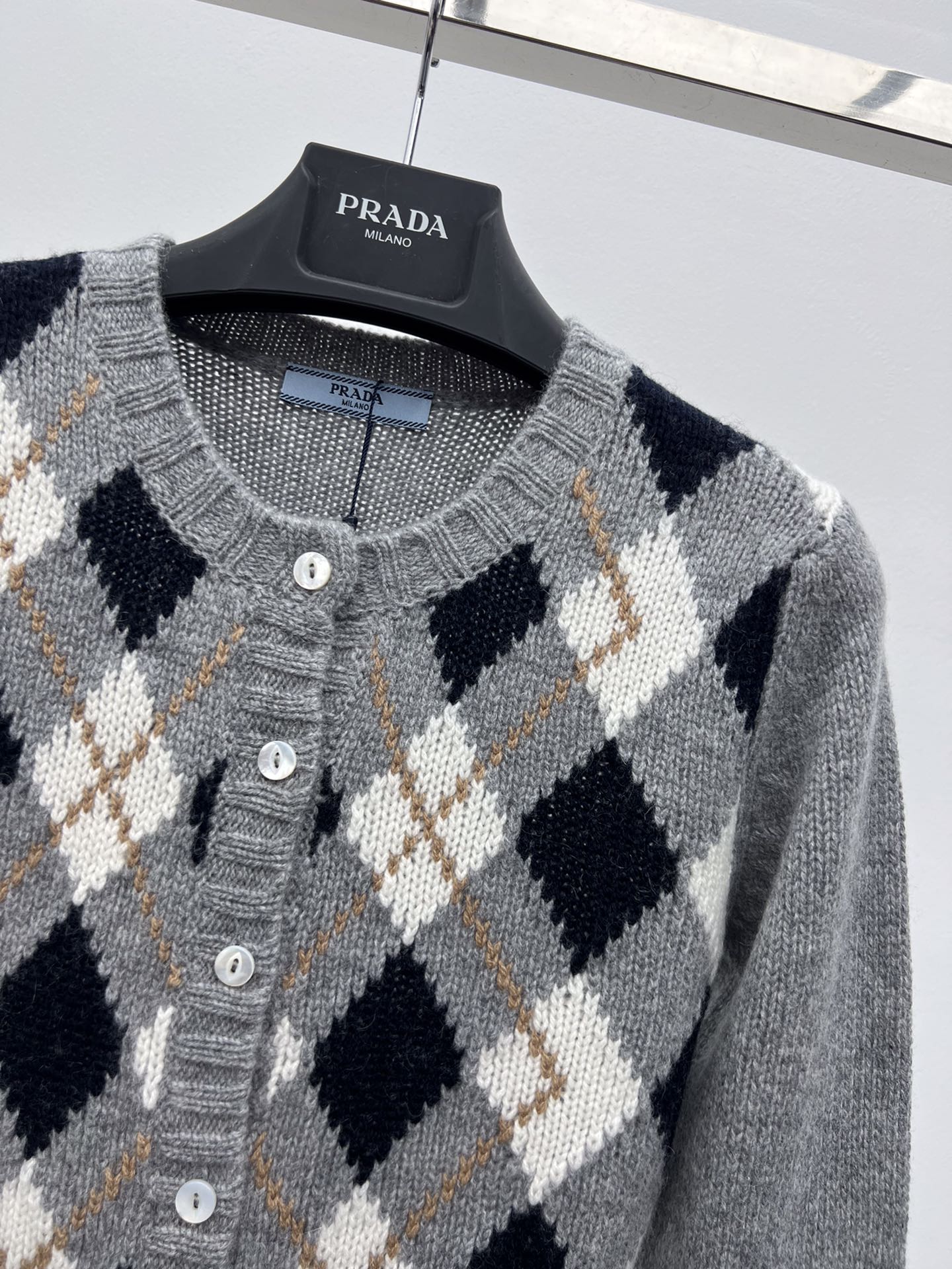 Prad*菱格羊绒开衫提花羊绒优雅的包裹纤细的轮廓圆领合身版型 罗纹针织细节提升了剪裁结构撞色菱格纹元素