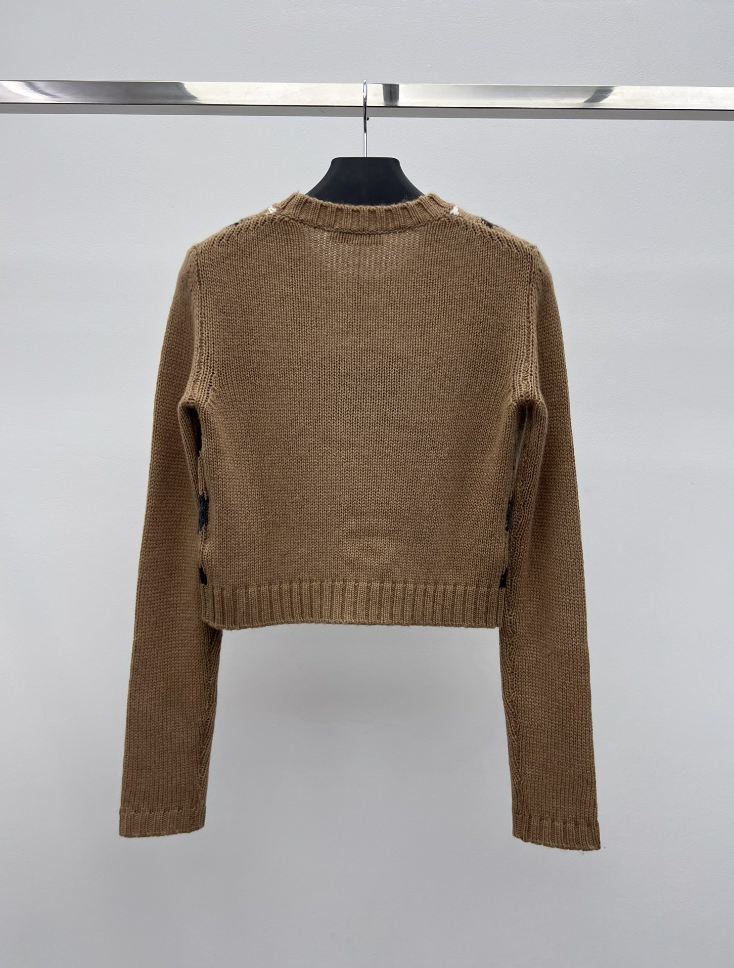 Prad*羊绒菱格毛衣此款修身版型毛衣采用羊绒面料织就配有半插肩袖子 结合简约与精致搭配裤子裙装都可 复