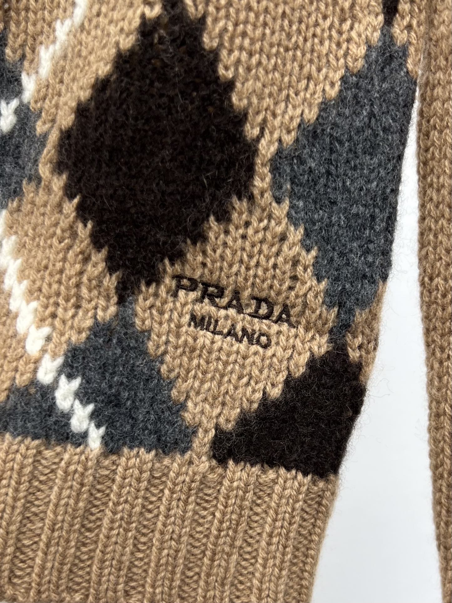 Prad*羊绒菱格毛衣此款修身版型毛衣采用羊绒面料织就配有半插肩袖子 结合简约与精致搭配裤子裙装都可 复