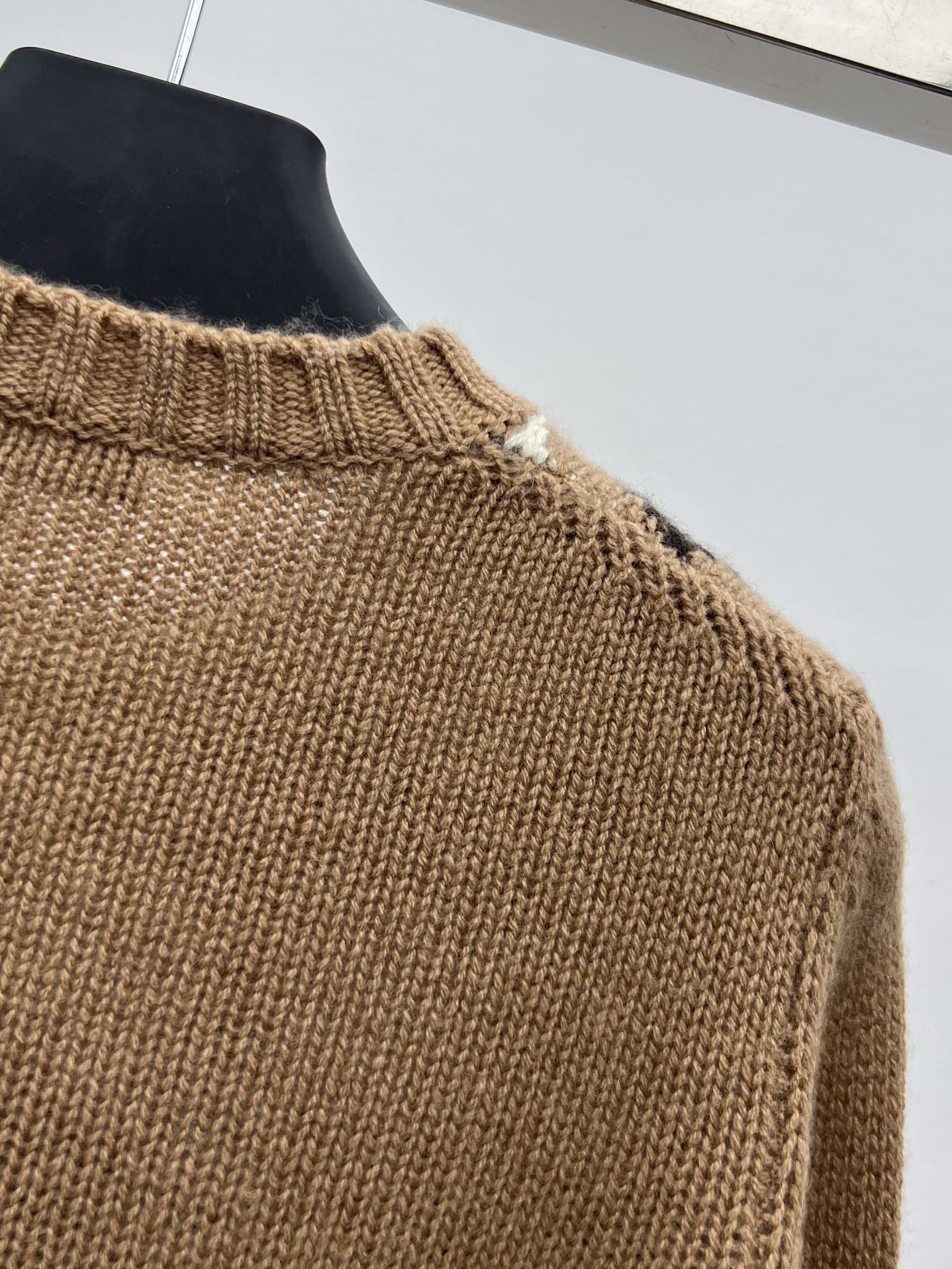 Prad*羊绒菱格毛衣此款修身版型毛衣采用羊绒面料织就配有半插肩袖子 结合简约与精致搭配裤子裙装都可 复