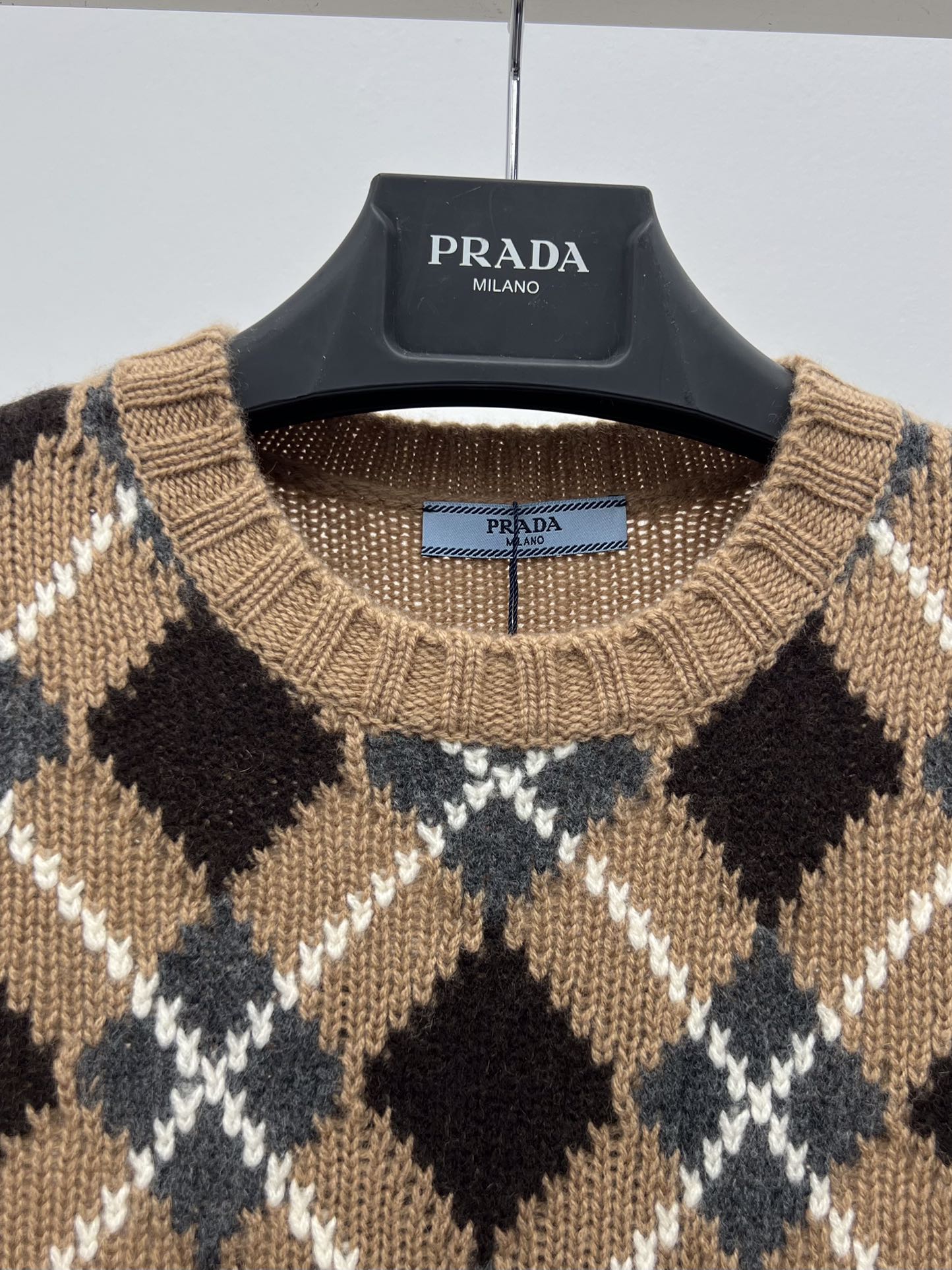 Prad*羊绒菱格毛衣此款修身版型毛衣采用羊绒面料织就配有半插肩袖子 结合简约与精致搭配裤子裙装都可 复