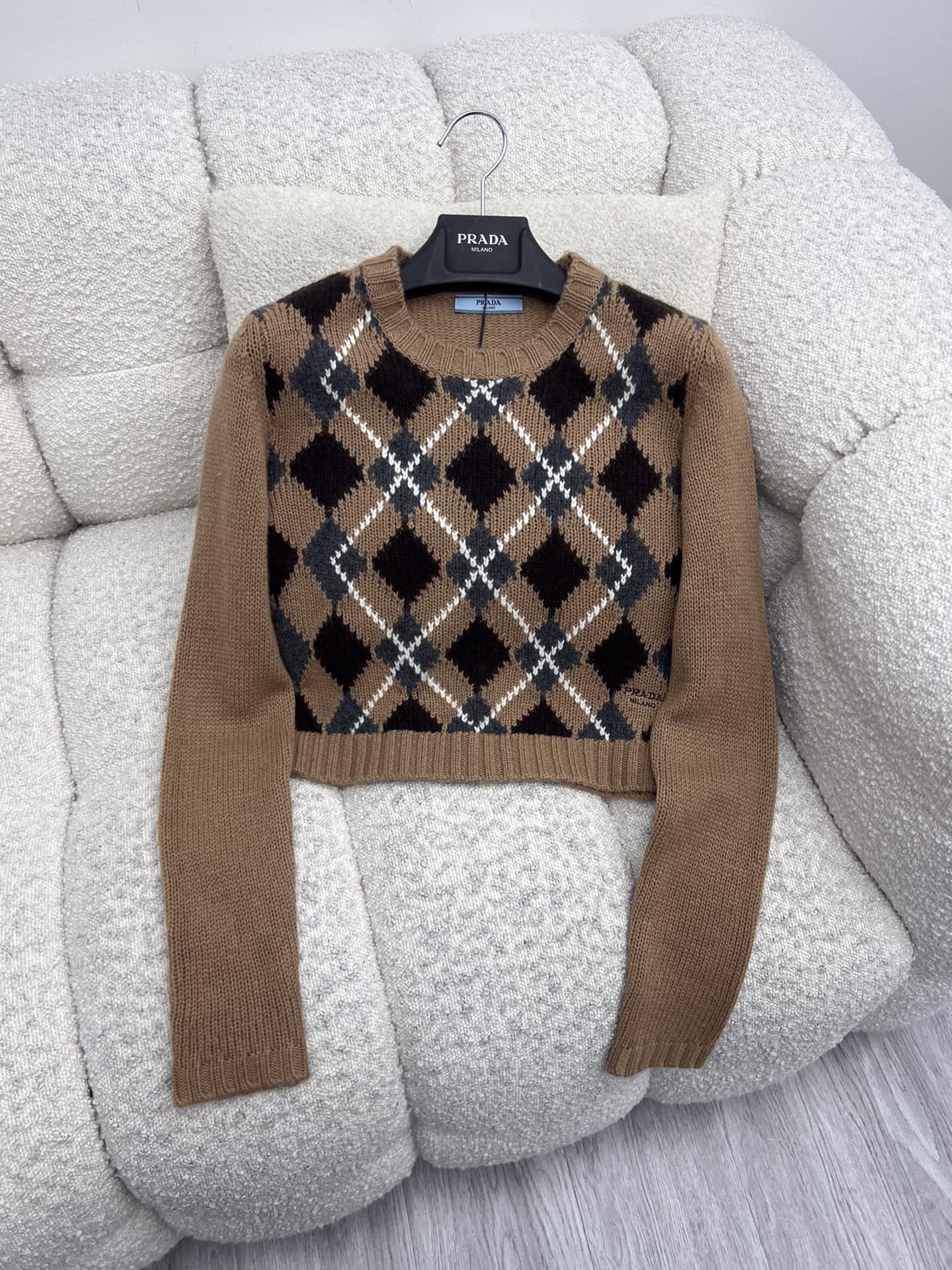 Prad*羊绒菱格毛衣此款修身版型毛衣采用羊绒面料织就配有半插肩袖子 结合简约与精致搭配裤子裙装都可 复
