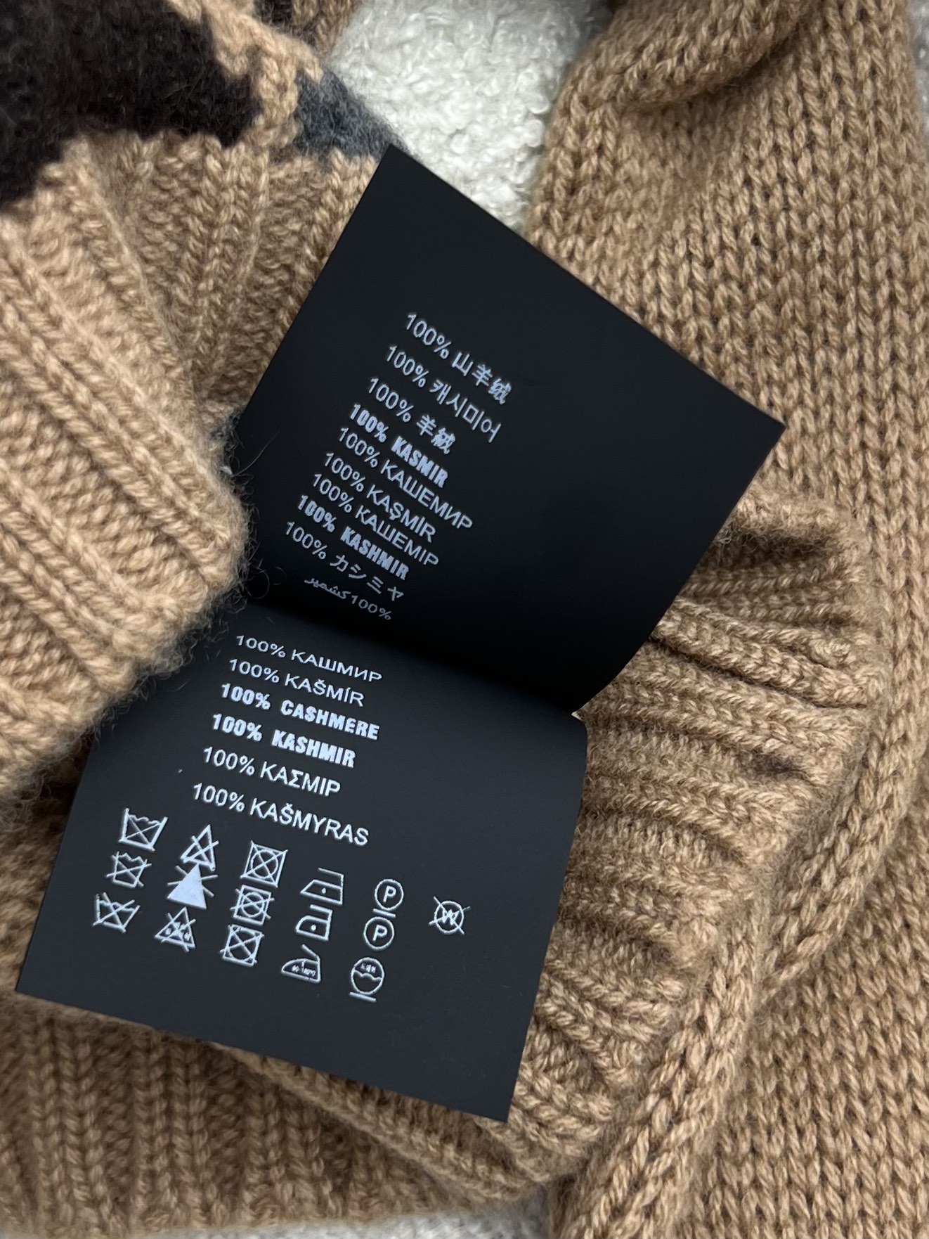 Prad*羊绒菱格毛衣此款修身版型毛衣采用羊绒面料织就配有半插肩袖子 结合简约与精致搭配裤子裙装都可 复