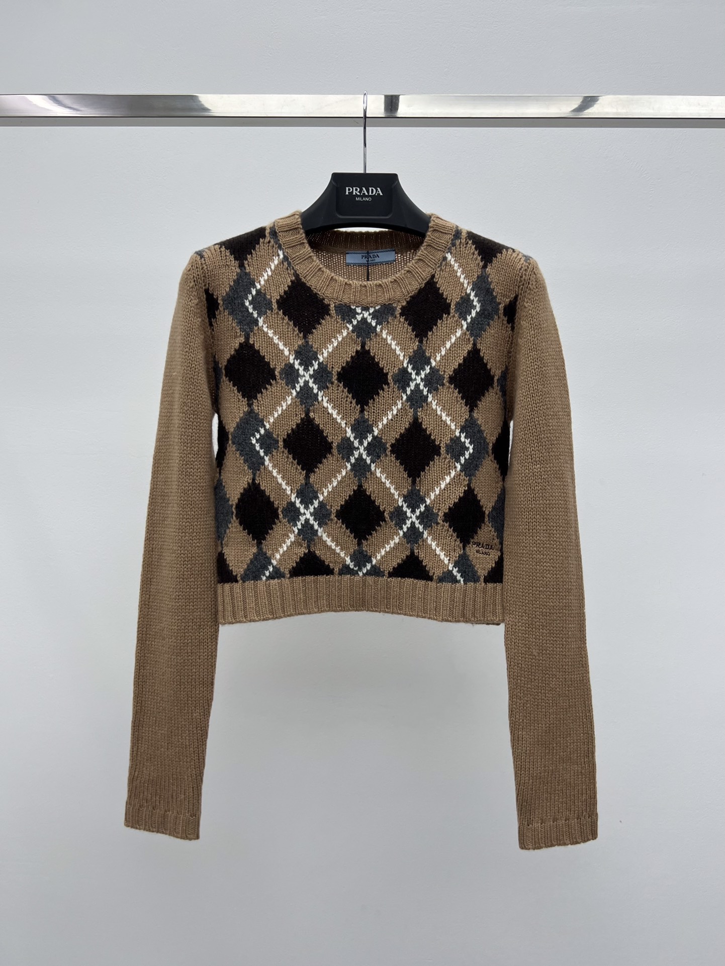 Prad*羊绒菱格毛衣此款修身版型毛衣采用羊绒面料织就配有半插肩袖子 结合简约与精致搭配裤子裙装都可 复