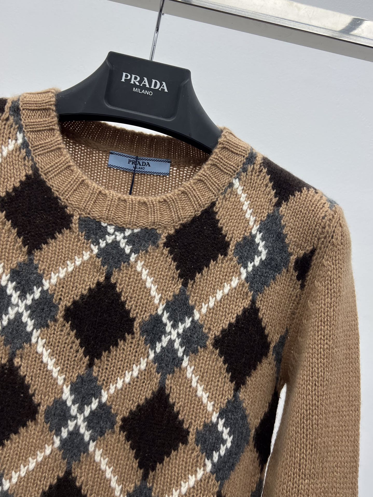 Prad*羊绒菱格毛衣此款修身版型毛衣采用羊绒面料织就配有半插肩袖子 结合简约与精致搭配裤子裙装都可 复