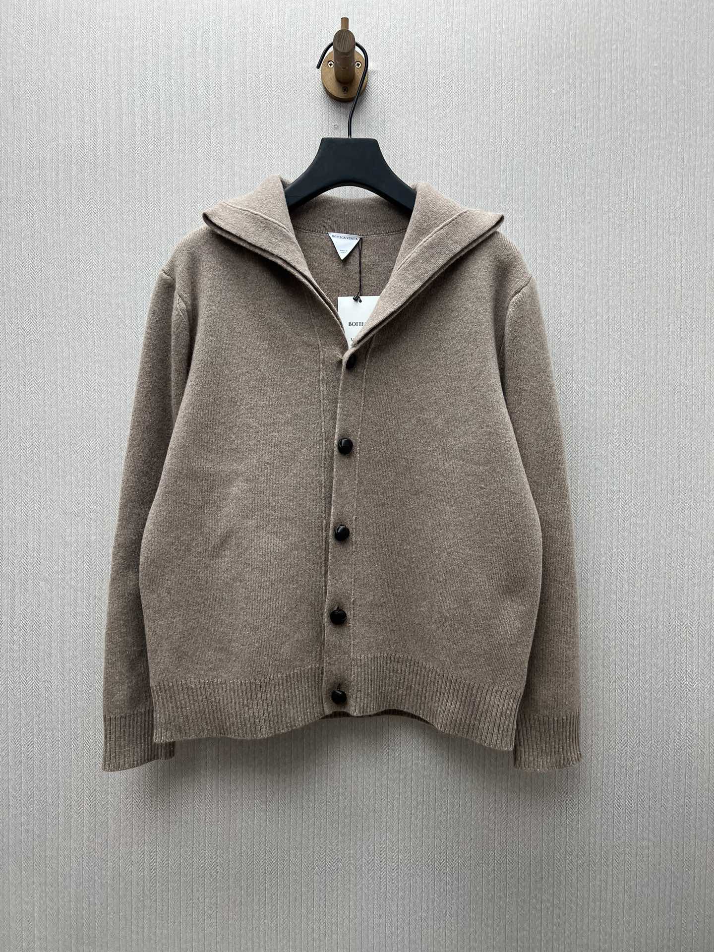 BV 25ss新款麻雀色海军领开衫，扣子采用皮革编织，男女同款！ 码数：S.M.L.XL.