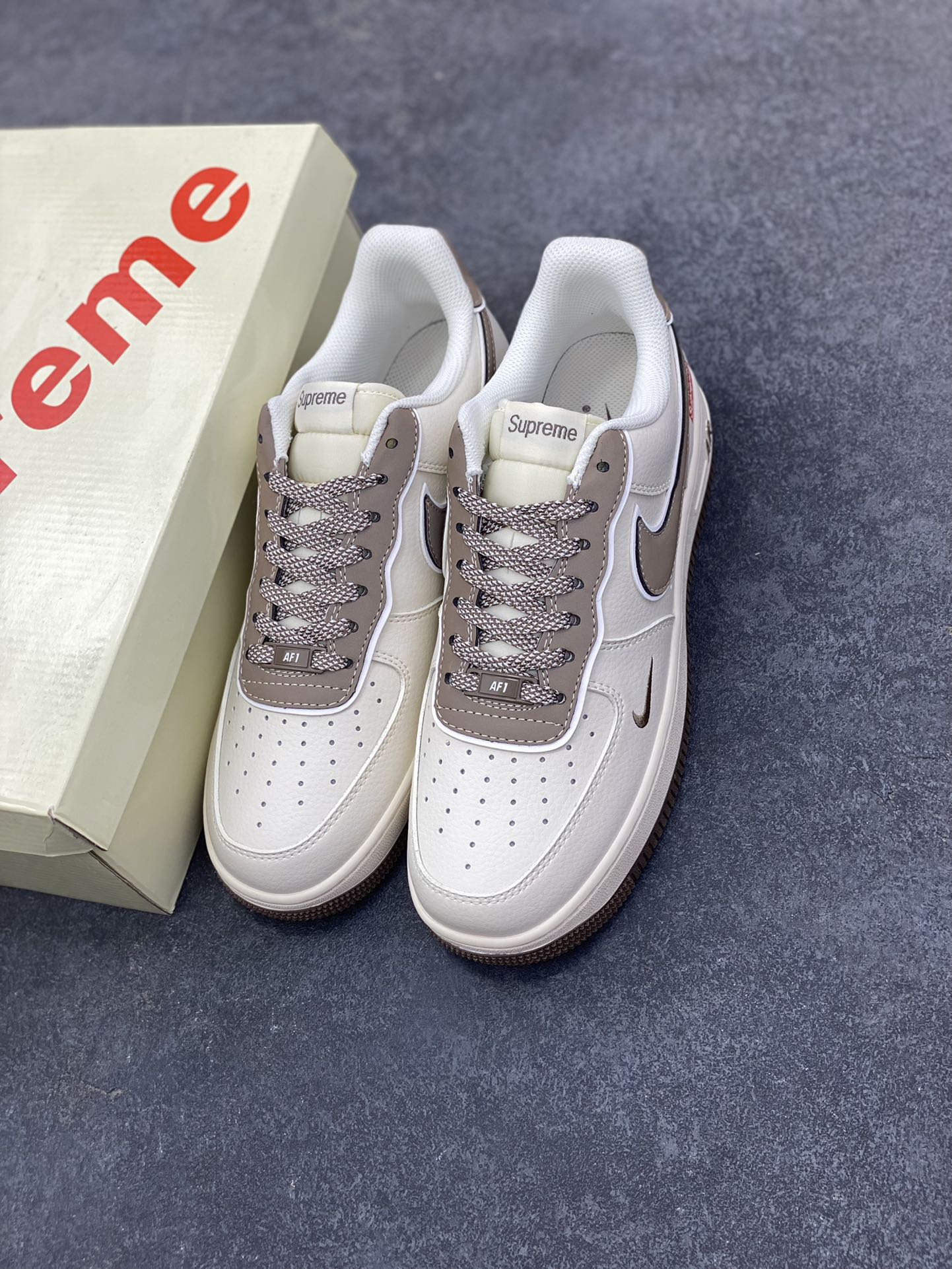 图片[8]-福利特价 NIke Air Force 1 \’07 Low “石头岛Supreme联名——米白奶咖勾”空军一号 低帮 运动鞋 休闲鞋 折边针车 工艺难度大 原楦头原纸板 原装鞋盒 定制五金配件 内置全掌气垫 原厂鞋底 货号：BB1616-306 尺码：36 36.5 37.5 38 38.5 39 40 40.5 41 42 42.5 43 44 44.5 45-选品中心