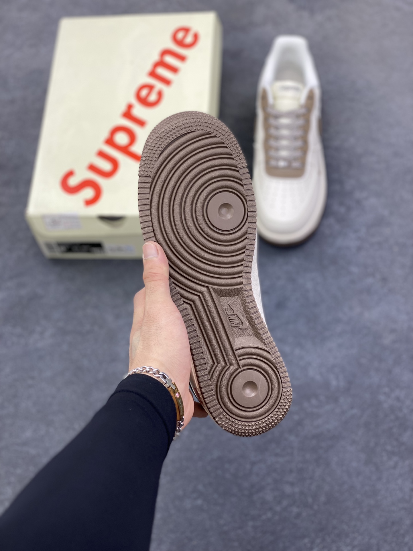 图片[5]-福利特价 NIke Air Force 1 \’07 Low “石头岛Supreme联名——米白奶咖勾”空军一号 低帮 运动鞋 休闲鞋 折边针车 工艺难度大 原楦头原纸板 原装鞋盒 定制五金配件 内置全掌气垫 原厂鞋底 货号：BB1616-306 尺码：36 36.5 37.5 38 38.5 39 40 40.5 41 42 42.5 43 44 44.5 45-选品中心