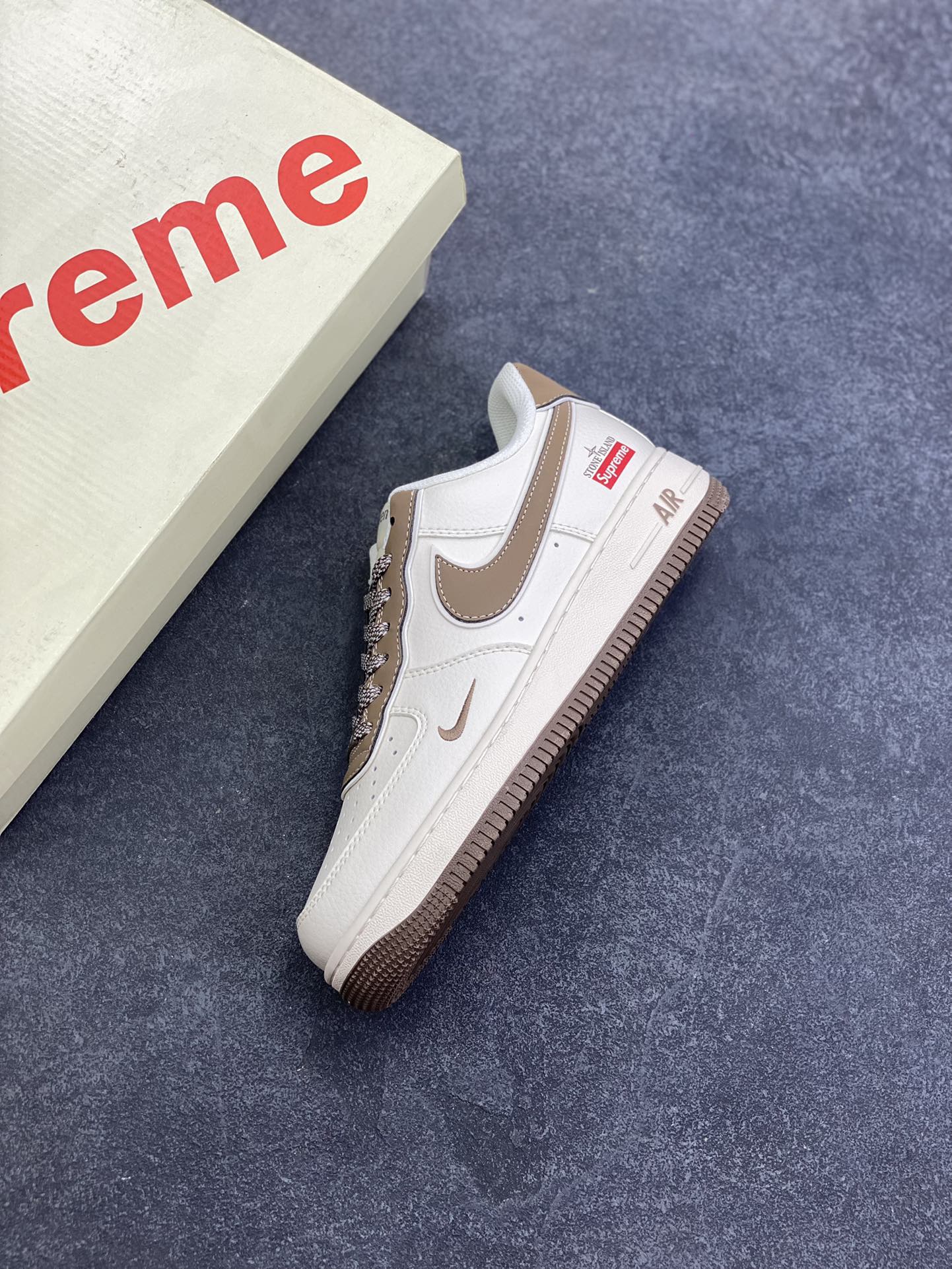 图片[7]-福利特价 NIke Air Force 1 \’07 Low “石头岛Supreme联名——米白奶咖勾”空军一号 低帮 运动鞋 休闲鞋 折边针车 工艺难度大 原楦头原纸板 原装鞋盒 定制五金配件 内置全掌气垫 原厂鞋底 货号：BB1616-306 尺码：36 36.5 37.5 38 38.5 39 40 40.5 41 42 42.5 43 44 44.5 45-选品中心