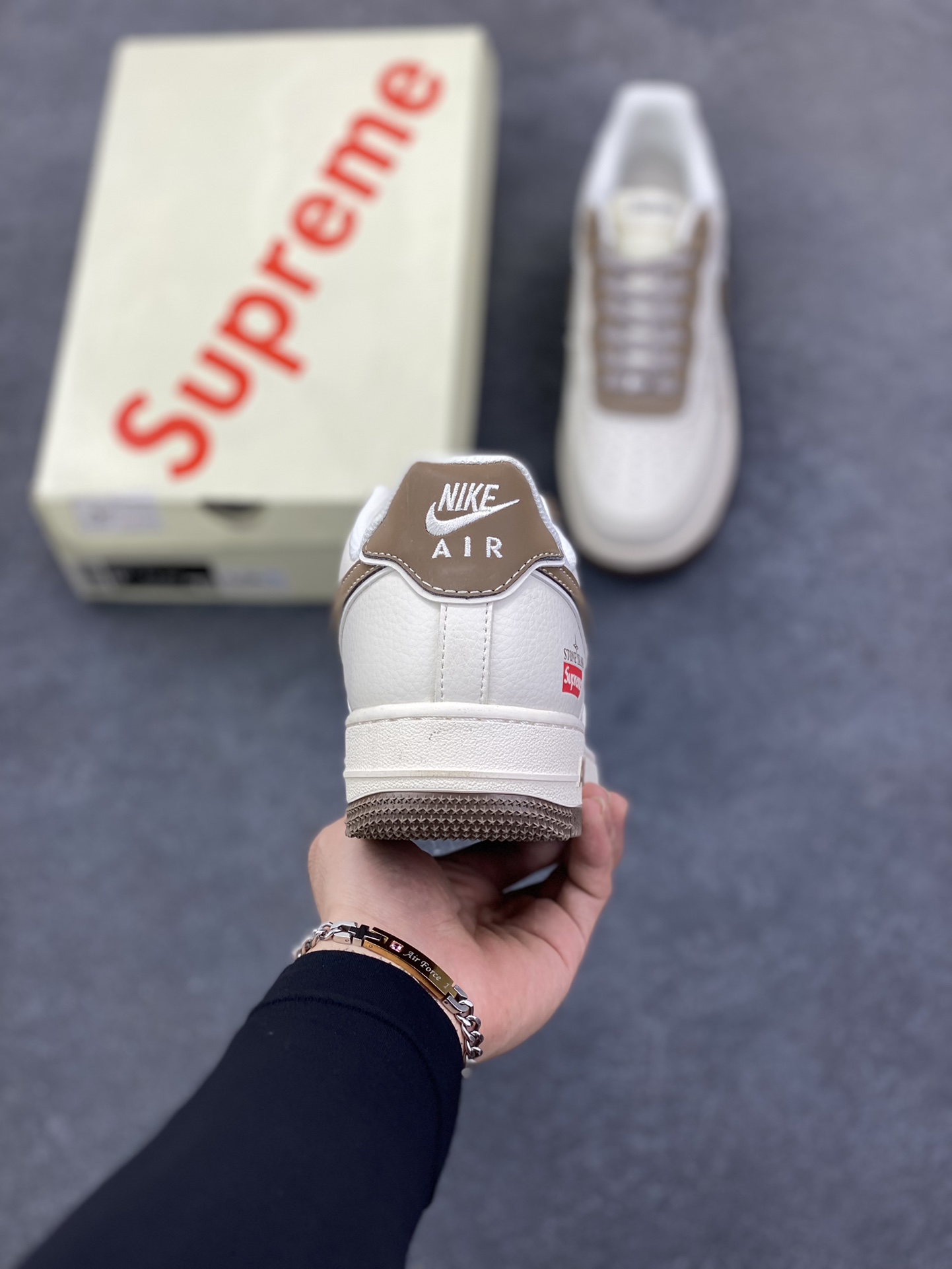 图片[4]-福利特价 NIke Air Force 1 \’07 Low “石头岛Supreme联名——米白奶咖勾”空军一号 低帮 运动鞋 休闲鞋 折边针车 工艺难度大 原楦头原纸板 原装鞋盒 定制五金配件 内置全掌气垫 原厂鞋底 货号：BB1616-306 尺码：36 36.5 37.5 38 38.5 39 40 40.5 41 42 42.5 43 44 44.5 45-选品中心
