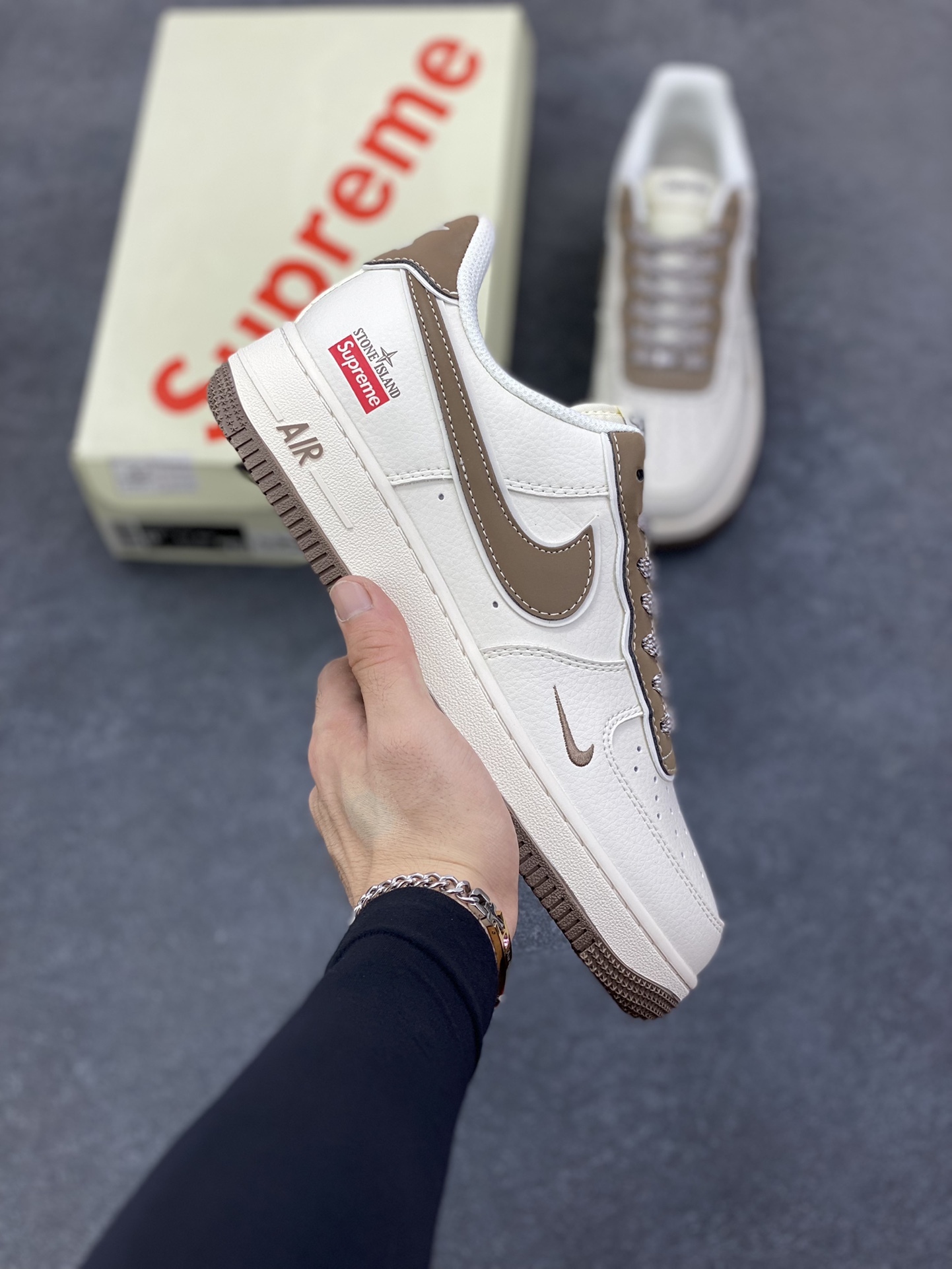 福利特价 NIke Air Force 1 \'07 Low “石头岛Supreme联名——米白奶咖勾”空军一号 低帮 运动鞋 休闲鞋 折边针车 工艺难度大 原楦头原纸板 原装鞋盒 定制五金配件 内置全掌气垫 原厂鞋底 货号：BB1616-306 尺码：36 36.5 37.5 38 38.5 39 40 40.5 41 42 42.5 43 44 44.5 45-选品中心