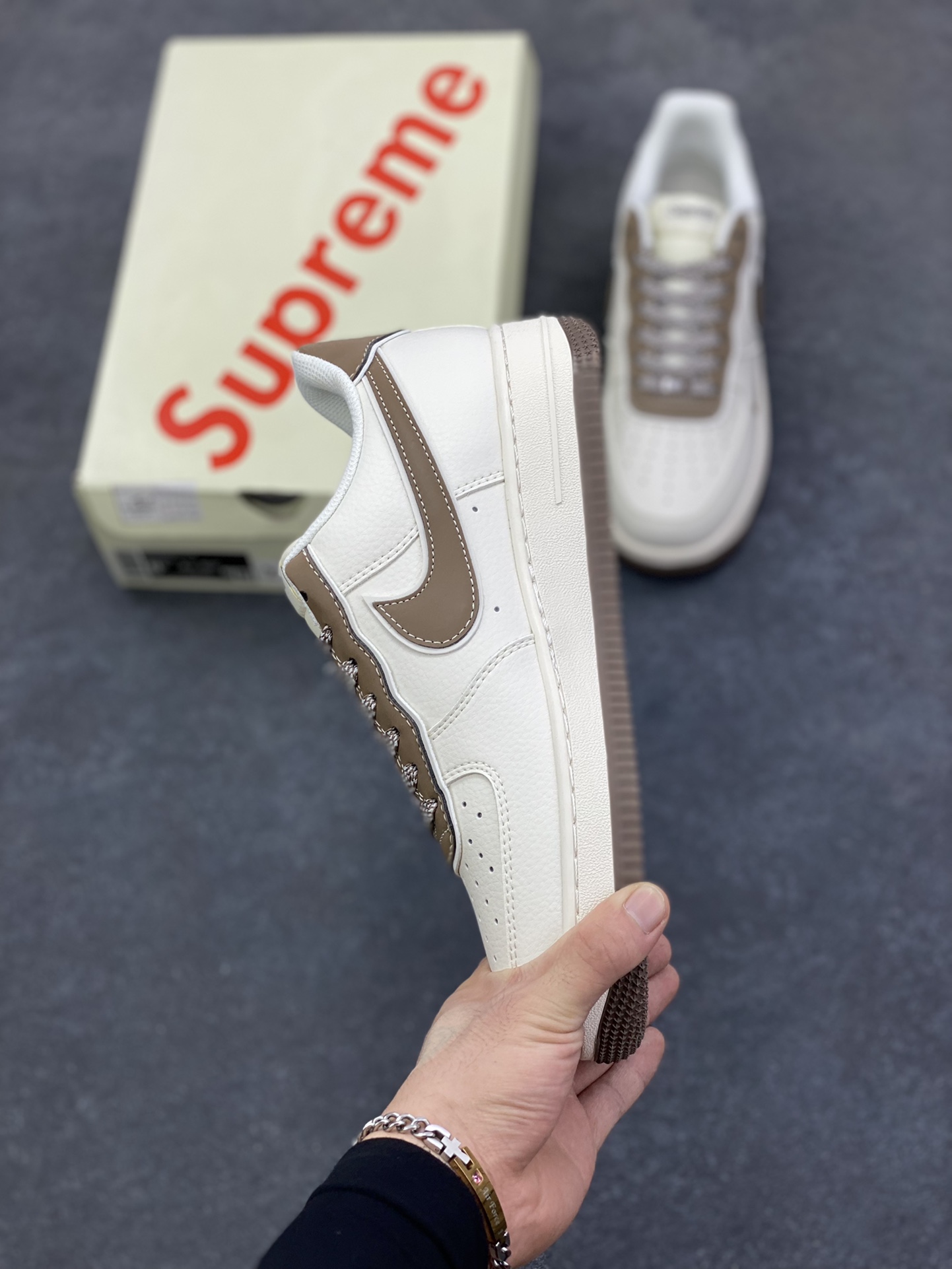 图片[3]-福利特价 NIke Air Force 1 \’07 Low “石头岛Supreme联名——米白奶咖勾”空军一号 低帮 运动鞋 休闲鞋 折边针车 工艺难度大 原楦头原纸板 原装鞋盒 定制五金配件 内置全掌气垫 原厂鞋底 货号：BB1616-306 尺码：36 36.5 37.5 38 38.5 39 40 40.5 41 42 42.5 43 44 44.5 45-选品中心