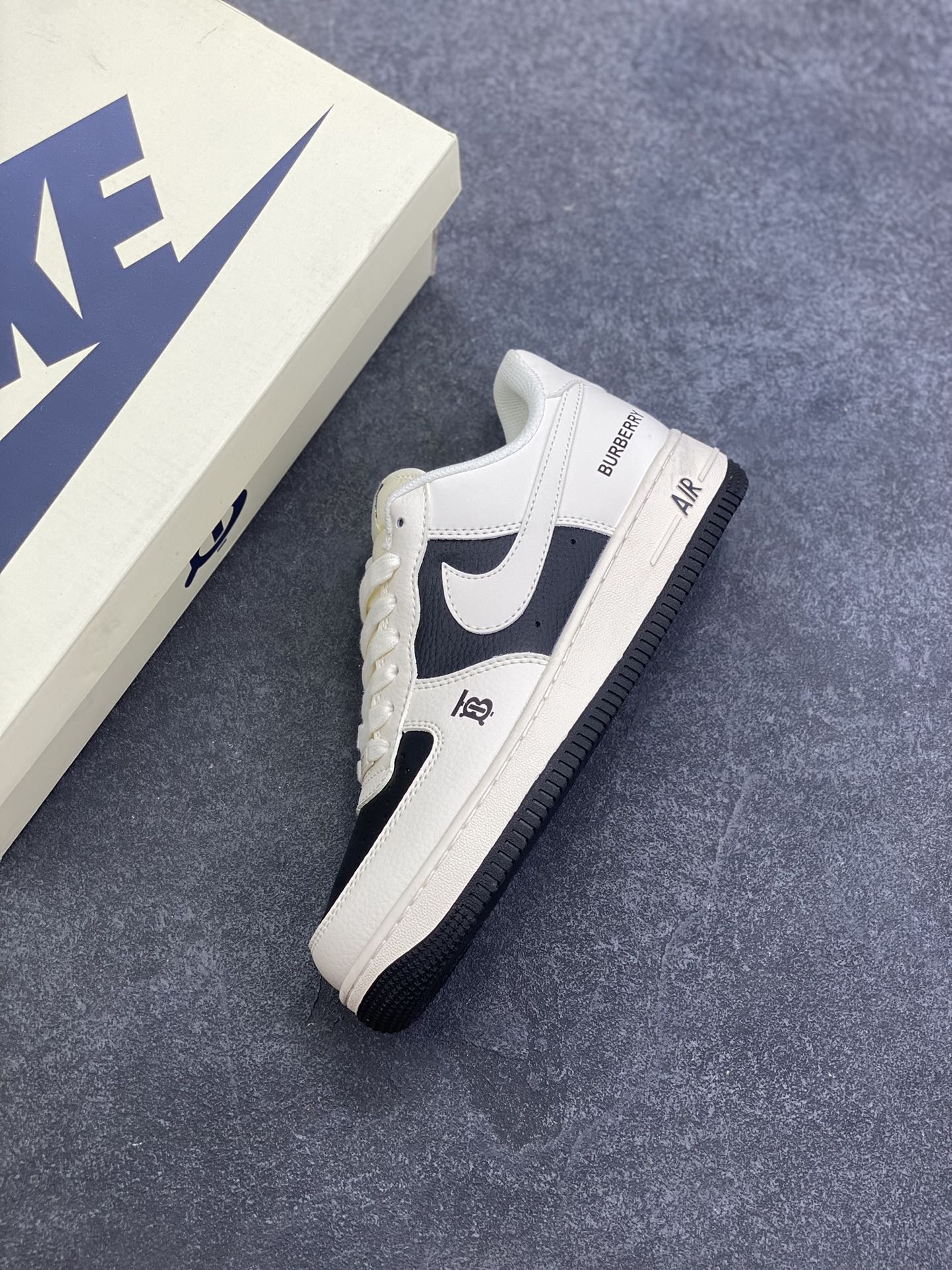 图片[7]-福利特价 Nike Air Force 1 \’07 Low “巴宝莉联名——米白黑拼接”空军一号 低帮 运动鞋 休闲鞋 折边针车 工艺难度大 原楦头原纸板 原装鞋盒 定制五金配件 内置全掌气垫 原厂鞋底 货号：BB8588-227 尺码：36 36.5 37.5 38 38.5 39 40 40.5 41 42 42.5 43 44 44.5 45-选品中心