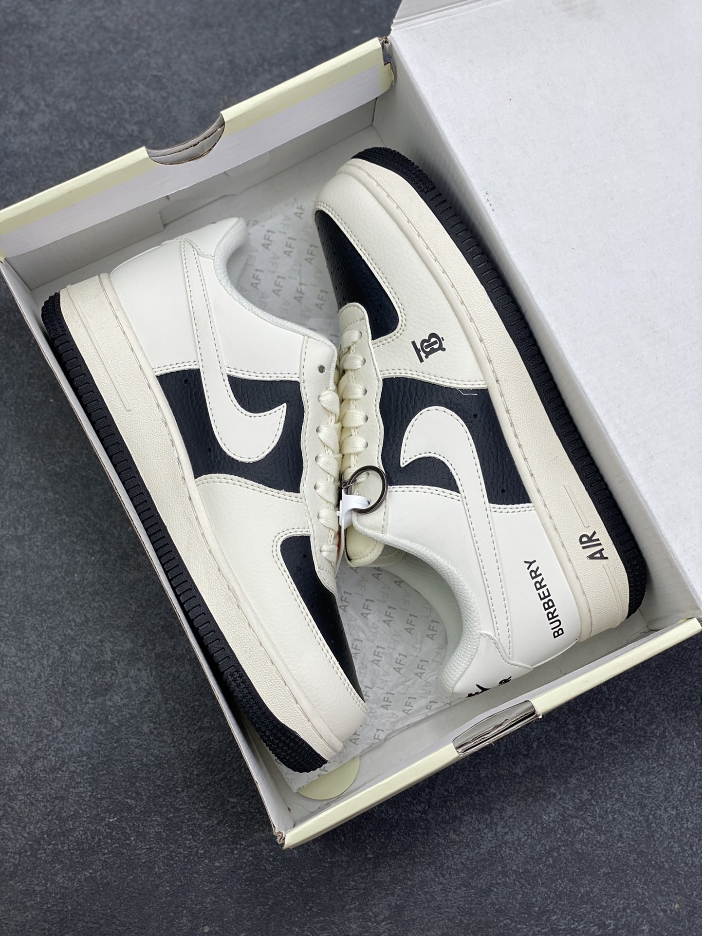 图片[9]-福利特价 Nike Air Force 1 \’07 Low “巴宝莉联名——米白黑拼接”空军一号 低帮 运动鞋 休闲鞋 折边针车 工艺难度大 原楦头原纸板 原装鞋盒 定制五金配件 内置全掌气垫 原厂鞋底 货号：BB8588-227 尺码：36 36.5 37.5 38 38.5 39 40 40.5 41 42 42.5 43 44 44.5 45-选品中心