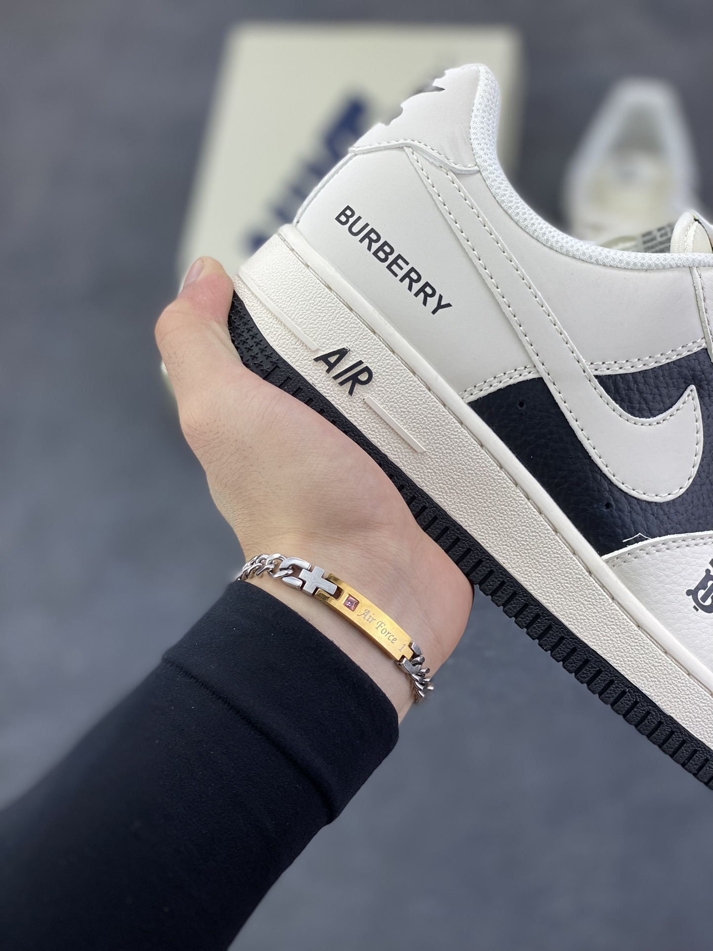 图片[6]-福利特价 Nike Air Force 1 \’07 Low “巴宝莉联名——米白黑拼接”空军一号 低帮 运动鞋 休闲鞋 折边针车 工艺难度大 原楦头原纸板 原装鞋盒 定制五金配件 内置全掌气垫 原厂鞋底 货号：BB8588-227 尺码：36 36.5 37.5 38 38.5 39 40 40.5 41 42 42.5 43 44 44.5 45-选品中心