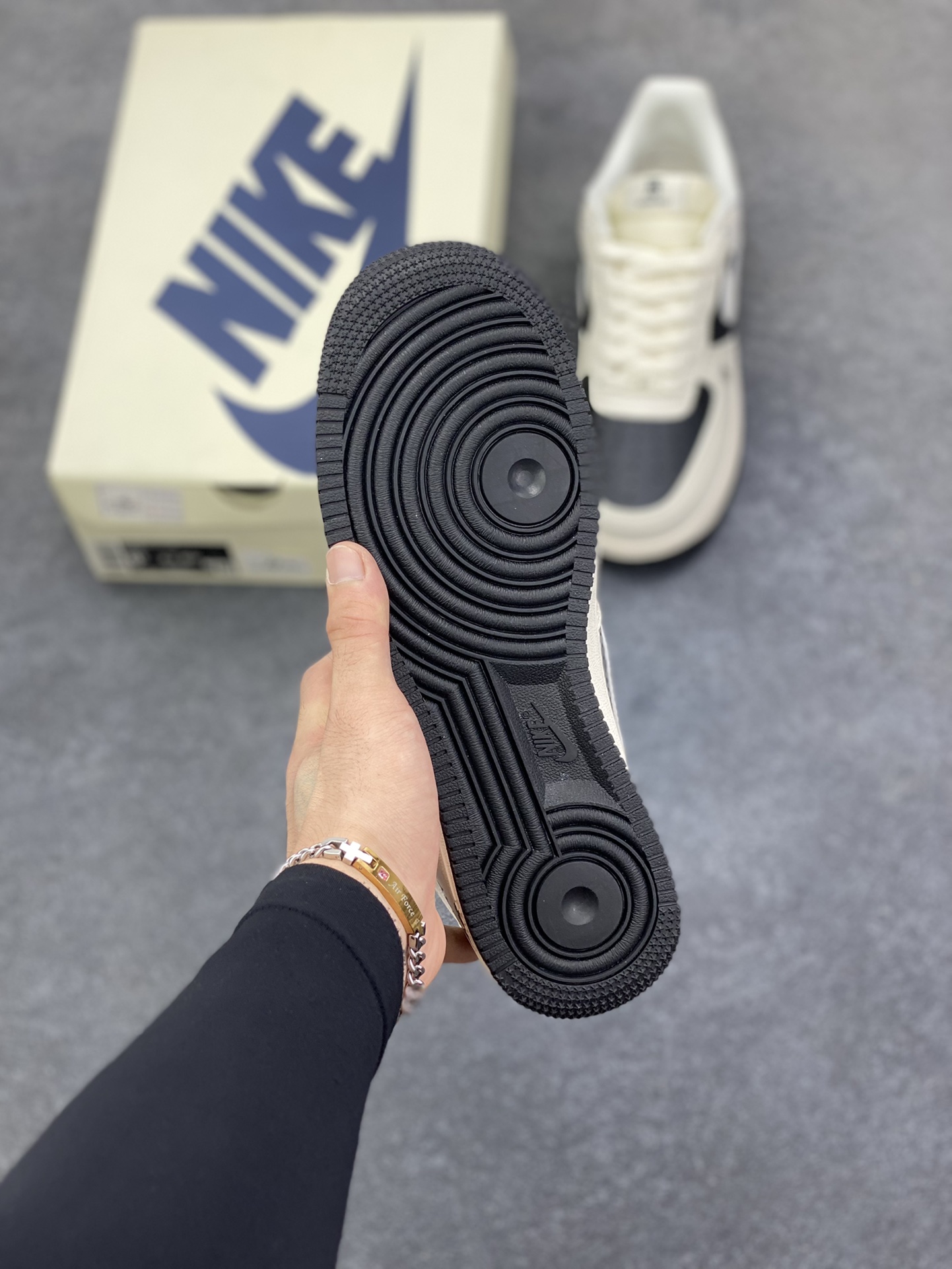 图片[5]-福利特价 Nike Air Force 1 \’07 Low “巴宝莉联名——米白黑拼接”空军一号 低帮 运动鞋 休闲鞋 折边针车 工艺难度大 原楦头原纸板 原装鞋盒 定制五金配件 内置全掌气垫 原厂鞋底 货号：BB8588-227 尺码：36 36.5 37.5 38 38.5 39 40 40.5 41 42 42.5 43 44 44.5 45-选品中心