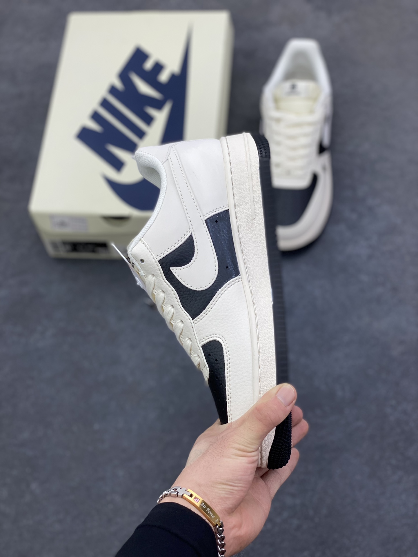 图片[3]-福利特价 Nike Air Force 1 \’07 Low “巴宝莉联名——米白黑拼接”空军一号 低帮 运动鞋 休闲鞋 折边针车 工艺难度大 原楦头原纸板 原装鞋盒 定制五金配件 内置全掌气垫 原厂鞋底 货号：BB8588-227 尺码：36 36.5 37.5 38 38.5 39 40 40.5 41 42 42.5 43 44 44.5 45-选品中心