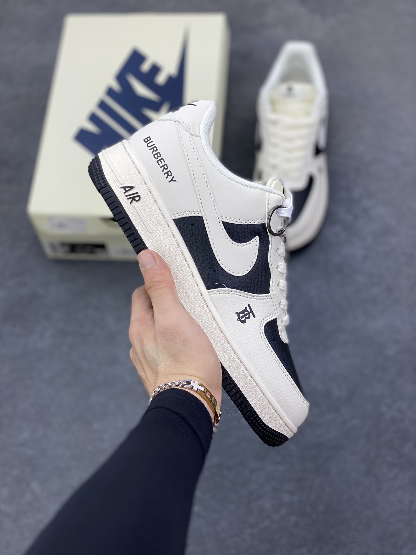 福利特价 Nike Air Force 1 \'07 Low “巴宝莉联名——米白黑拼接”空军一号 低帮 运动鞋 休闲鞋 折边针车 工艺难度大 原楦头原纸板 原装鞋盒 定制五金配件 内置全掌气垫 原厂鞋底 货号：BB8588-227 尺码：36 36.5 37.5 38 38.5 39 40 40.5 41 42 42.5 43 44 44.5 45-选品中心