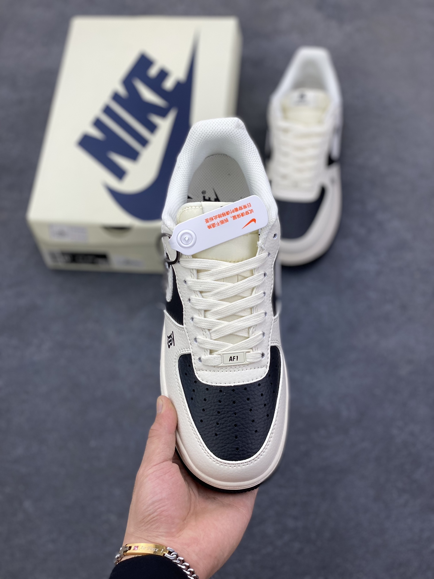 图片[2]-福利特价 Nike Air Force 1 \’07 Low “巴宝莉联名——米白黑拼接”空军一号 低帮 运动鞋 休闲鞋 折边针车 工艺难度大 原楦头原纸板 原装鞋盒 定制五金配件 内置全掌气垫 原厂鞋底 货号：BB8588-227 尺码：36 36.5 37.5 38 38.5 39 40 40.5 41 42 42.5 43 44 44.5 45-选品中心