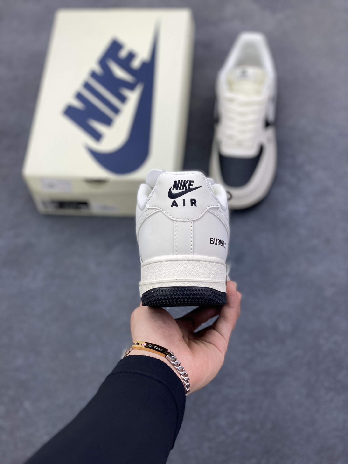 图片[4]-福利特价 Nike Air Force 1 \’07 Low “巴宝莉联名——米白黑拼接”空军一号 低帮 运动鞋 休闲鞋 折边针车 工艺难度大 原楦头原纸板 原装鞋盒 定制五金配件 内置全掌气垫 原厂鞋底 货号：BB8588-227 尺码：36 36.5 37.5 38 38.5 39 40 40.5 41 42 42.5 43 44 44.5 45-选品中心