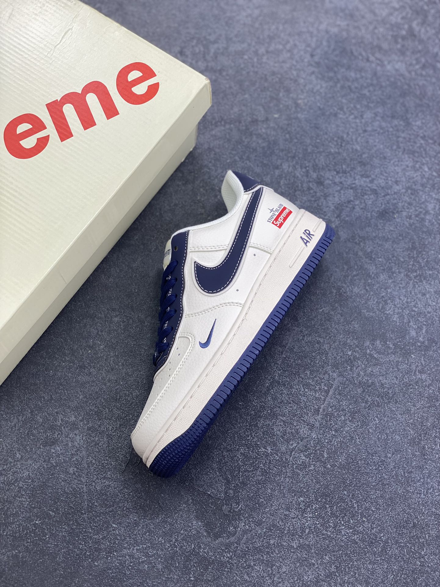图片[7]-福利特价 NIke Air Force 1 \’07 Low “石头岛Supreme联名——米白海军蓝” 空军一号 低帮 运动鞋 休闲鞋 折边针车 工艺难度大 原楦头原纸板 原装鞋盒 定制五金配件 内置全掌气垫 原厂鞋底 货号：BB1616-302 尺码：36 36.5 37.5 38 38.5 39 40 40.5 41 42 42.5 43 44 44.5 45-选品中心