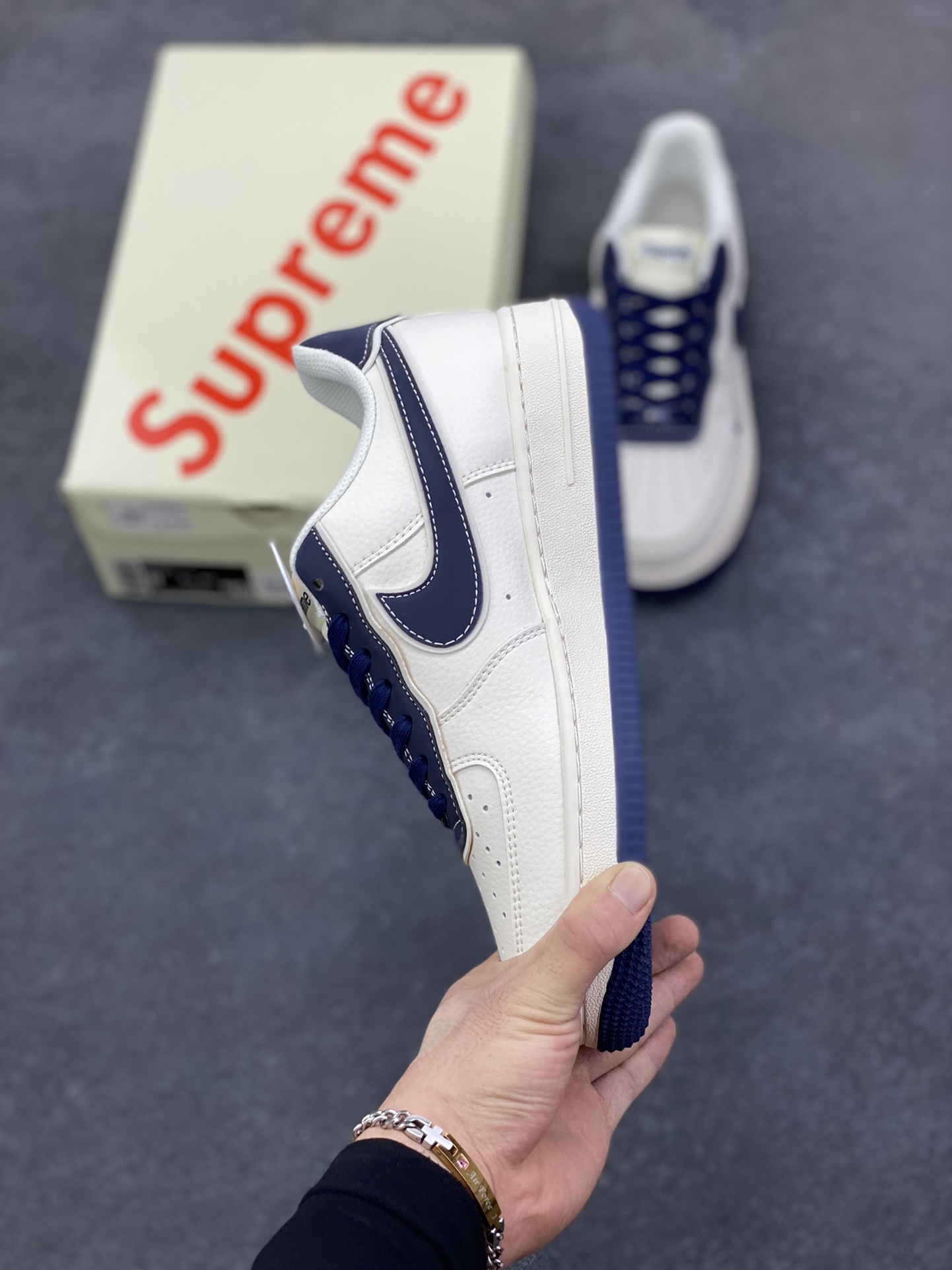图片[3]-福利特价 NIke Air Force 1 \’07 Low “石头岛Supreme联名——米白海军蓝” 空军一号 低帮 运动鞋 休闲鞋 折边针车 工艺难度大 原楦头原纸板 原装鞋盒 定制五金配件 内置全掌气垫 原厂鞋底 货号：BB1616-302 尺码：36 36.5 37.5 38 38.5 39 40 40.5 41 42 42.5 43 44 44.5 45-选品中心