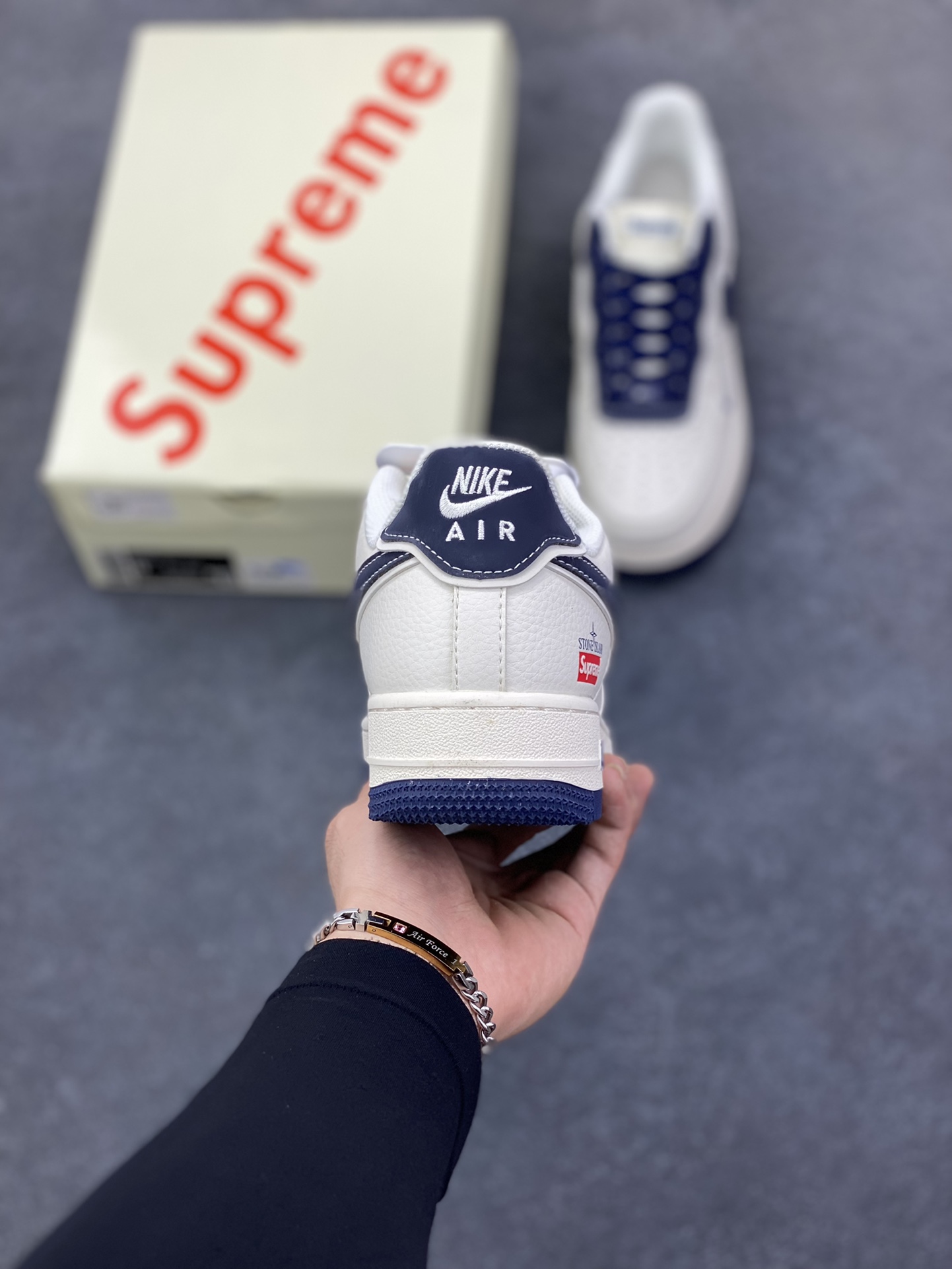 图片[4]-福利特价 NIke Air Force 1 \’07 Low “石头岛Supreme联名——米白海军蓝” 空军一号 低帮 运动鞋 休闲鞋 折边针车 工艺难度大 原楦头原纸板 原装鞋盒 定制五金配件 内置全掌气垫 原厂鞋底 货号：BB1616-302 尺码：36 36.5 37.5 38 38.5 39 40 40.5 41 42 42.5 43 44 44.5 45-选品中心