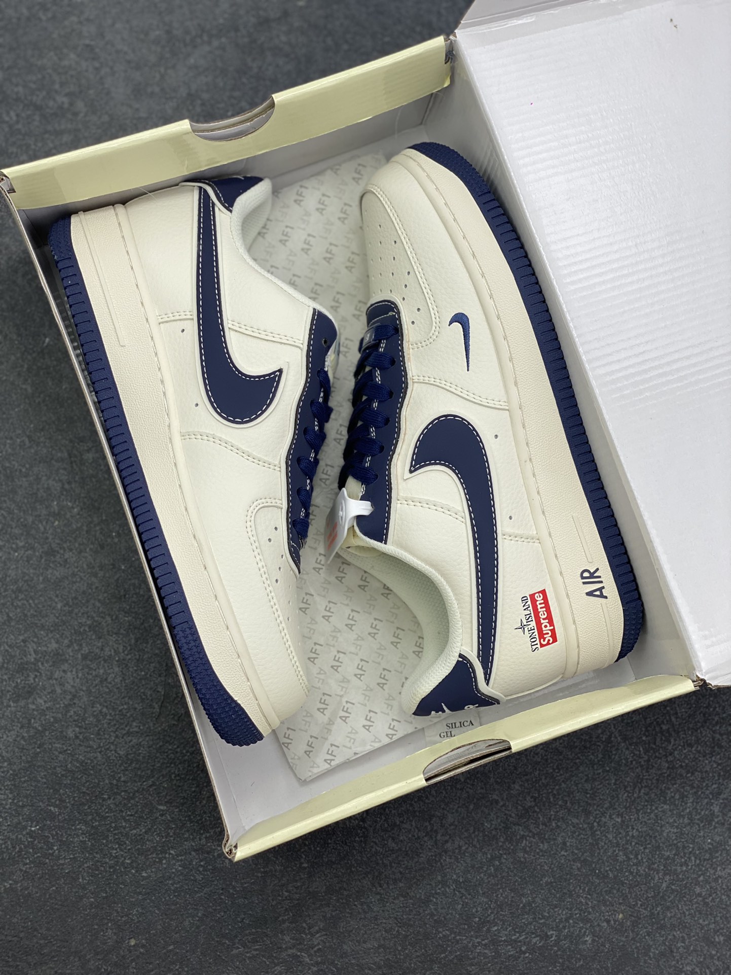 图片[9]-福利特价 NIke Air Force 1 \’07 Low “石头岛Supreme联名——米白海军蓝” 空军一号 低帮 运动鞋 休闲鞋 折边针车 工艺难度大 原楦头原纸板 原装鞋盒 定制五金配件 内置全掌气垫 原厂鞋底 货号：BB1616-302 尺码：36 36.5 37.5 38 38.5 39 40 40.5 41 42 42.5 43 44 44.5 45-选品中心