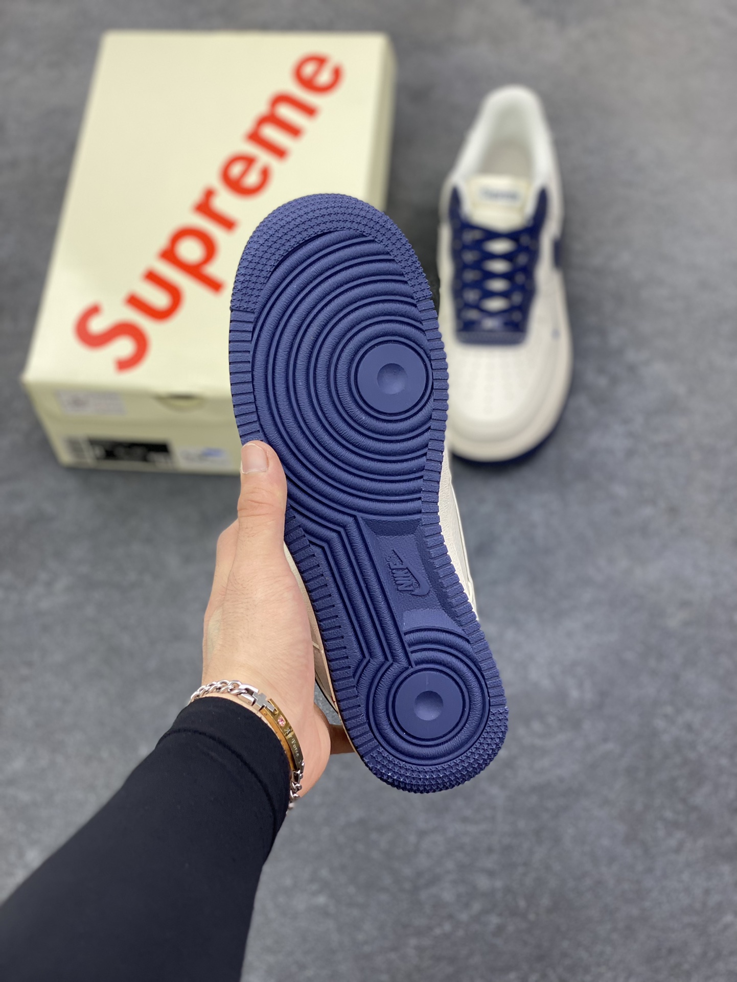 图片[5]-福利特价 NIke Air Force 1 \’07 Low “石头岛Supreme联名——米白海军蓝” 空军一号 低帮 运动鞋 休闲鞋 折边针车 工艺难度大 原楦头原纸板 原装鞋盒 定制五金配件 内置全掌气垫 原厂鞋底 货号：BB1616-302 尺码：36 36.5 37.5 38 38.5 39 40 40.5 41 42 42.5 43 44 44.5 45-选品中心
